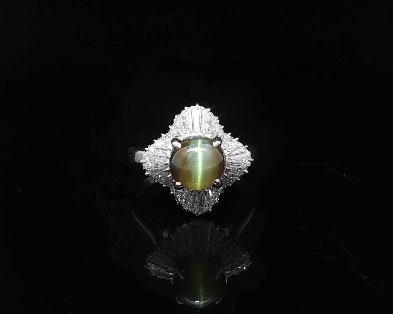 --Piedra(s):--
(1) Ojo de gato auténtico natural - talla cabujón redondo - engastado - color verde - 7,6 mm - 3,33 ct (exacto - estampado)
Numerosos Diamantes Naturales Auténticos - Talla Baguette - Engastados - Bonitos Diamantes Blancos Brillantes