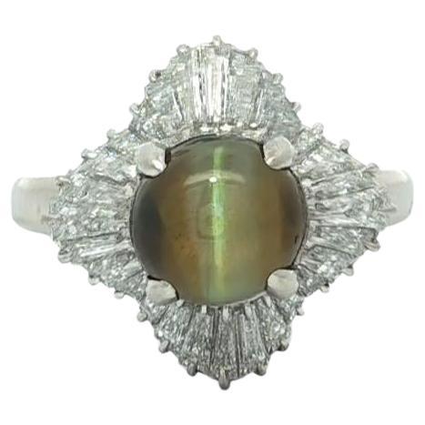 Anello vintage in platino con occhio di gatto cabochon da 4,53 carati e diamante, con bersaglio ondulato.