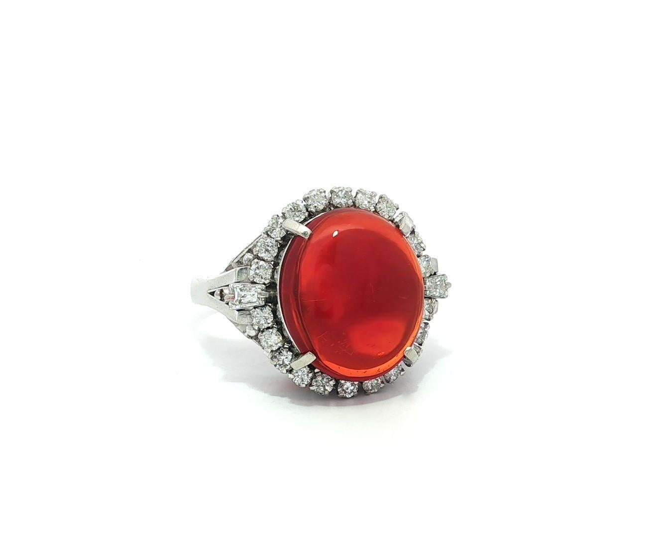 Cabochon Anello vintage in platino da 4,85 carati con opale di fuoco arancione intenso e diamanti a raggiera in vendita