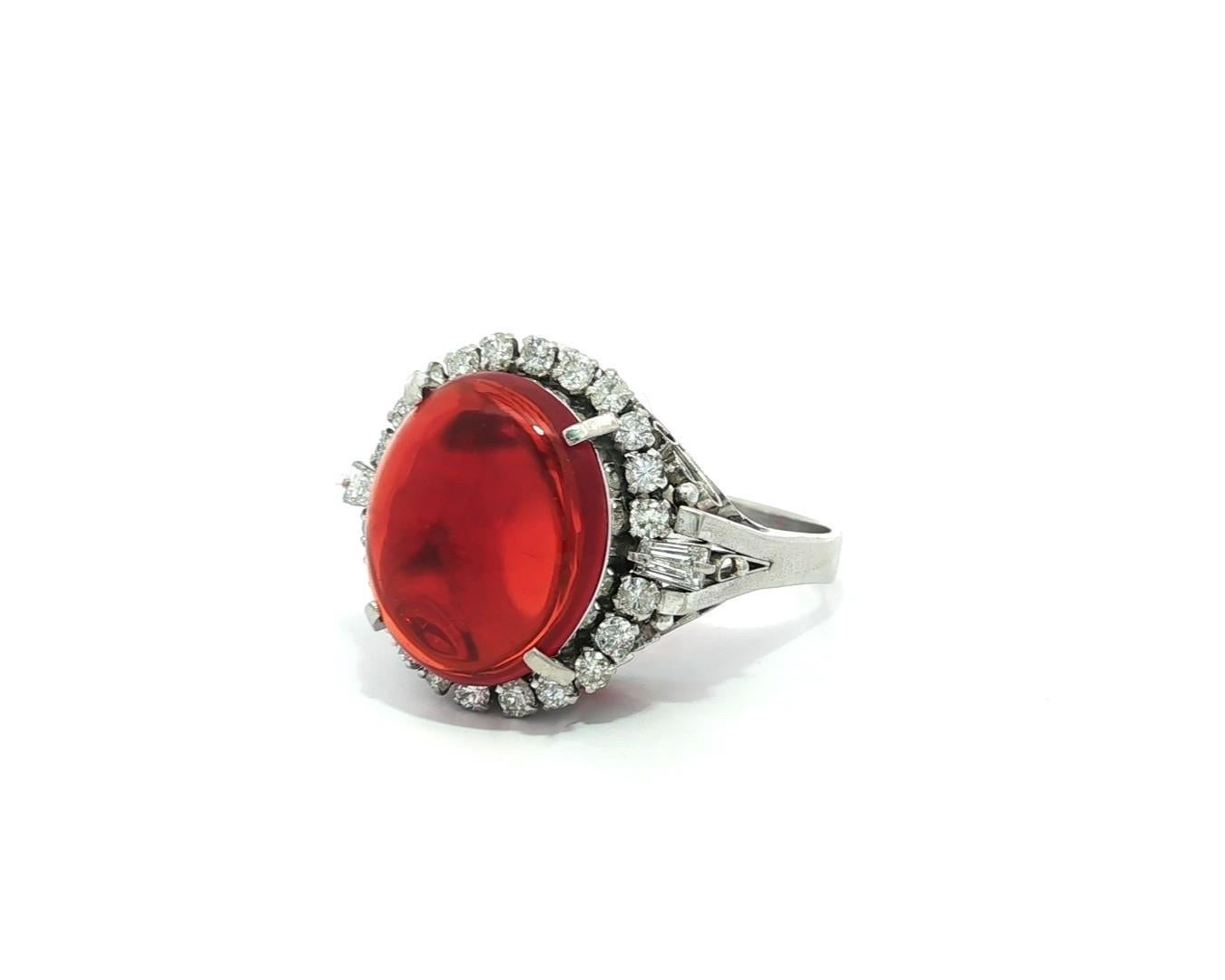 Anello vintage in platino da 4,85 carati con opale di fuoco arancione intenso e diamanti a raggiera In condizioni ottime in vendita a Montclair, NJ