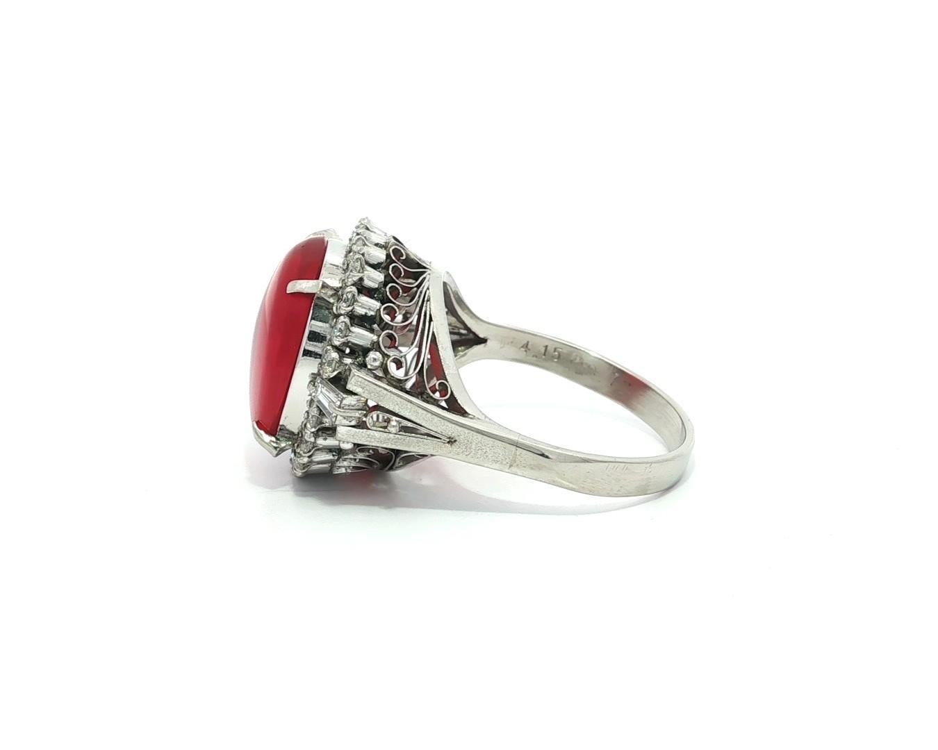 Donna Anello vintage in platino da 4,85 carati con opale di fuoco arancione intenso e diamanti a raggiera in vendita