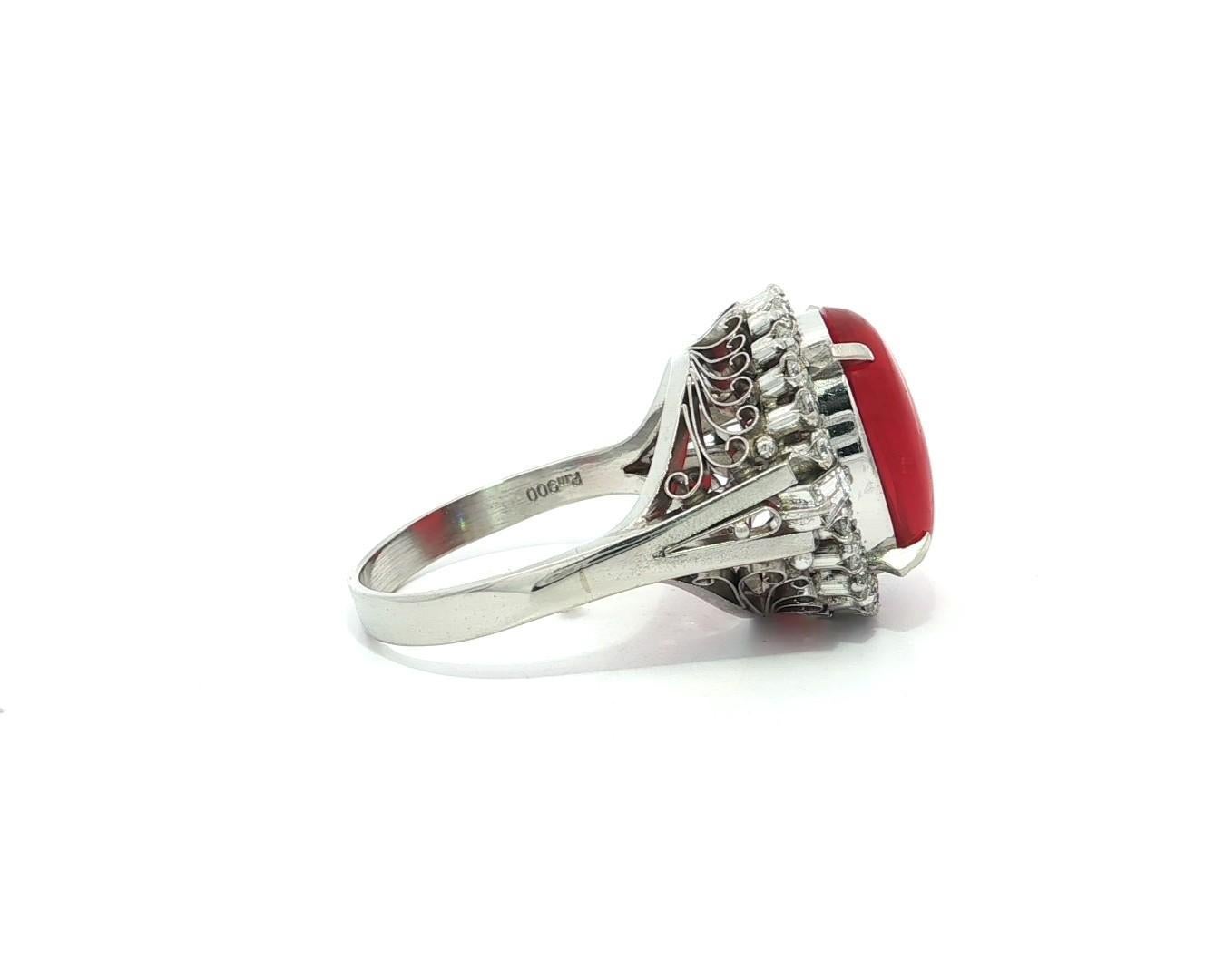 Anello vintage in platino da 4,85 carati con opale di fuoco arancione intenso e diamanti a raggiera in vendita 2