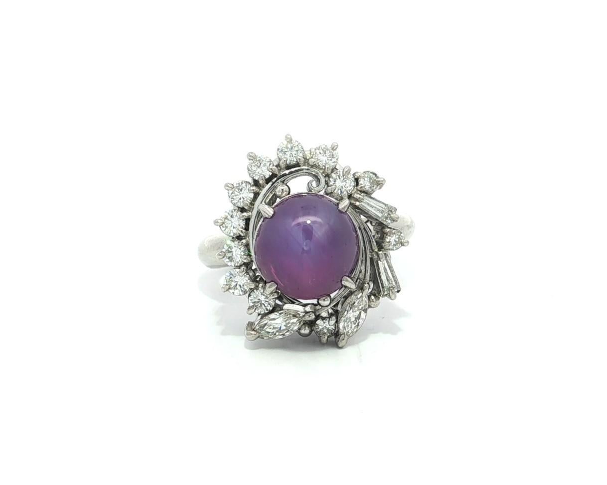 --Pietre: --
(1) Rubino a stella naturale autentico - Taglio cabochon rotondo - Incastonato - Colore viola - Stella affilata molto bella - 8,8 mm - 4,32 carati (esatto)
Numerosi diamanti naturali autentici - taglio brillante rotondo, marquise e