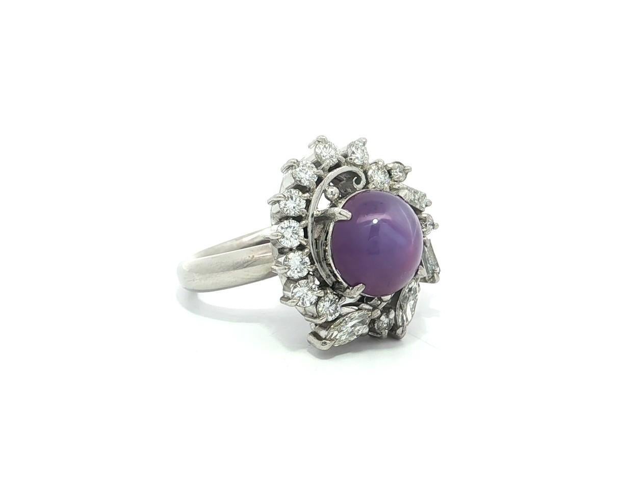 Cabochon Anello vintage in platino con rubino rotondo cabochon e diamanti da 5,07 ct. in vendita