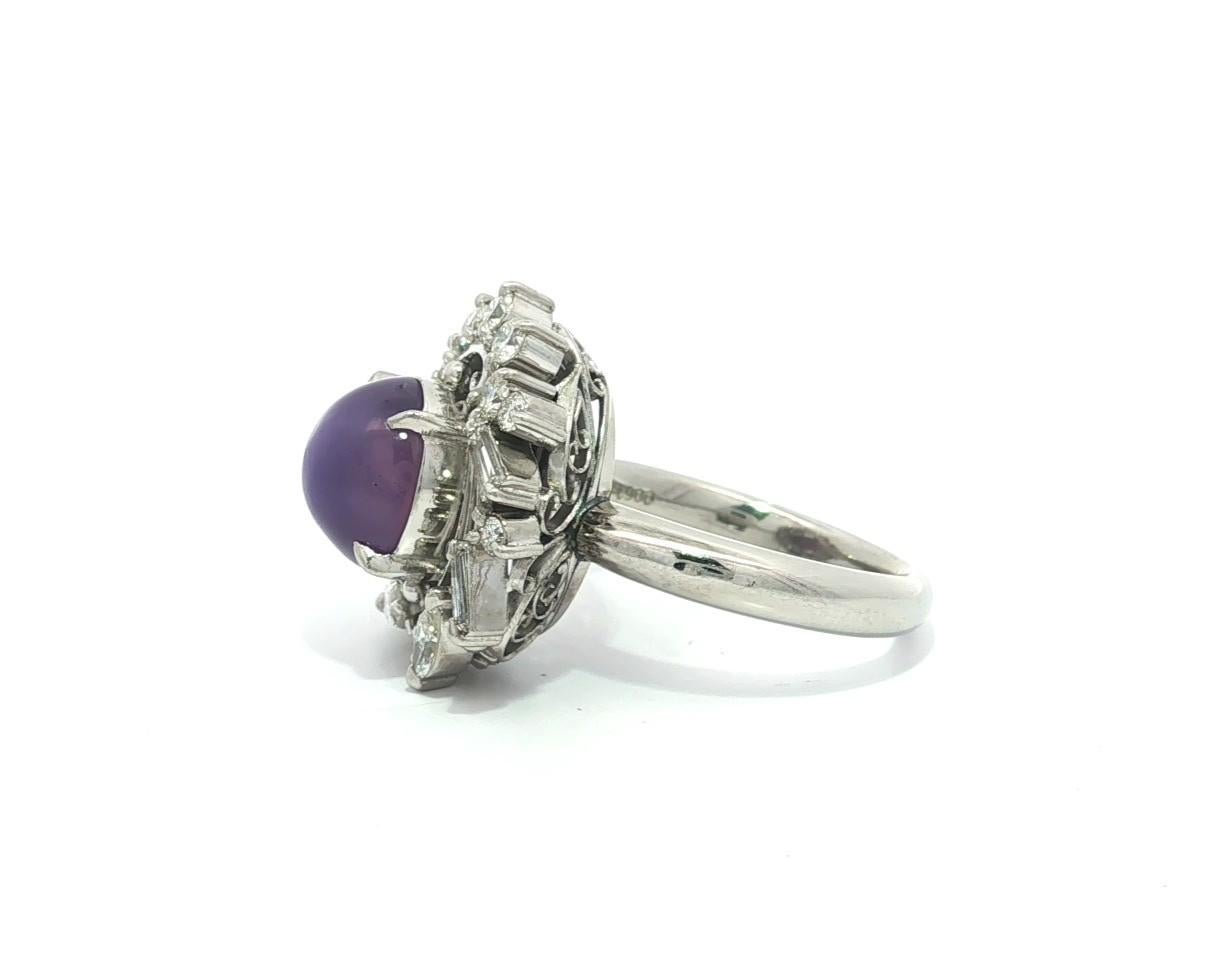 Donna Anello vintage in platino con rubino rotondo cabochon e diamanti da 5,07 ct. in vendita