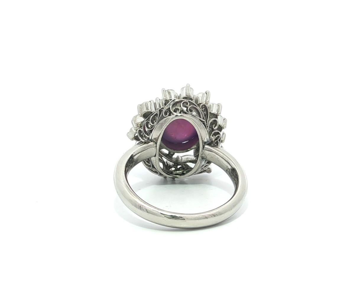 Anello vintage in platino con rubino rotondo cabochon e diamanti da 5,07 ct. in vendita 1