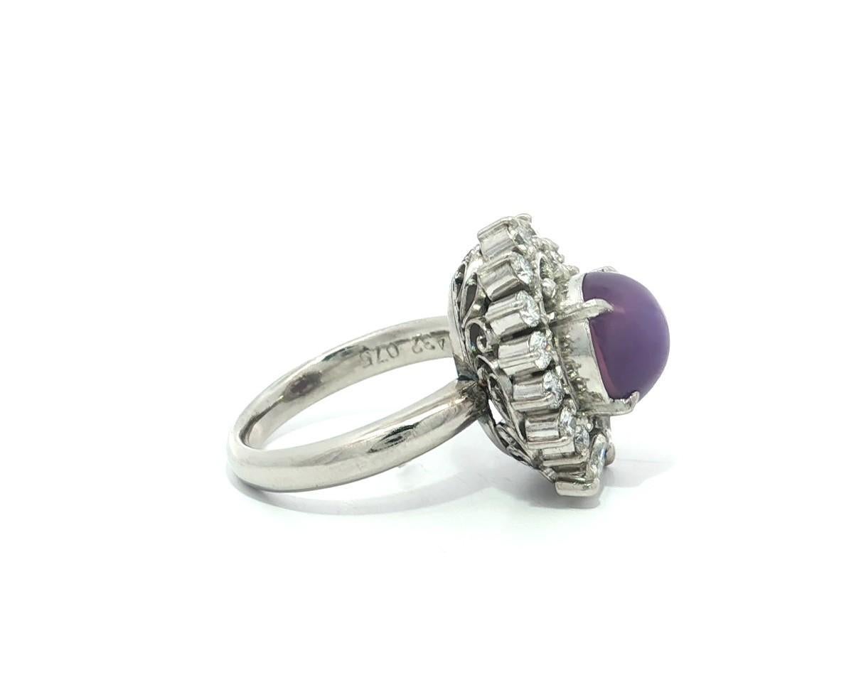 Anello vintage in platino con rubino rotondo cabochon e diamanti da 5,07 ct. in vendita 2