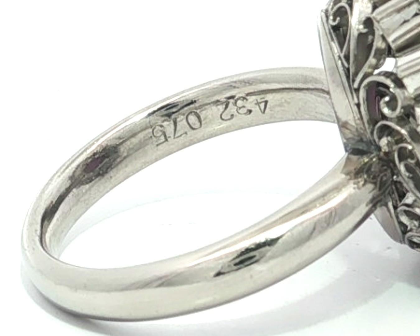 Anello vintage in platino con rubino rotondo cabochon e diamanti da 5,07 ct. in vendita 3