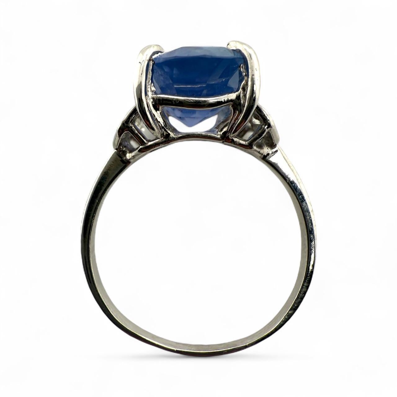 Anillo vintage de platino con zafiro de Ceilán de 5,11 quilates GIA sin calor en venta 5