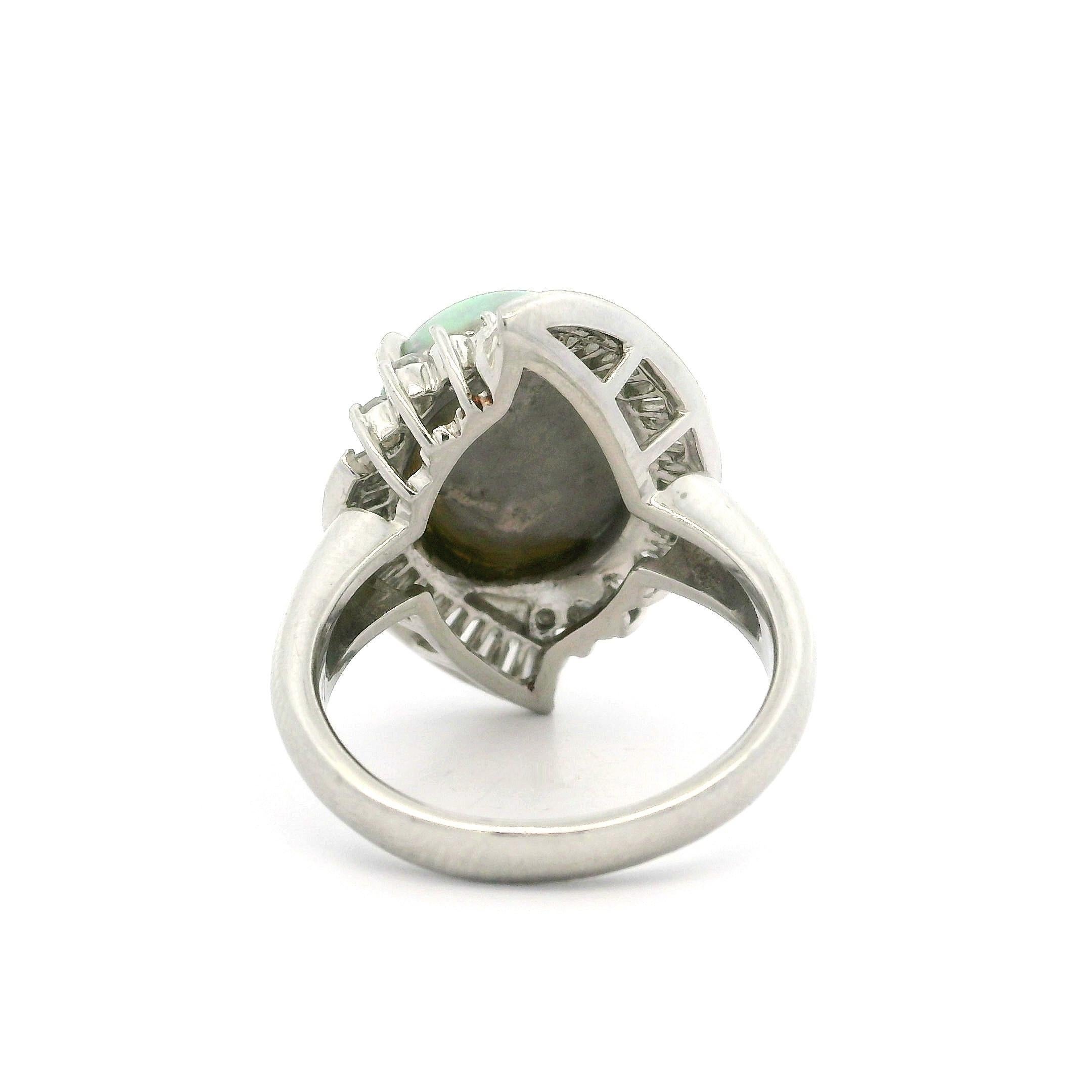 Bague cocktail vintage en platine avec opale cabochon ovale de 5,16 carats et halo de diamants en vente 5