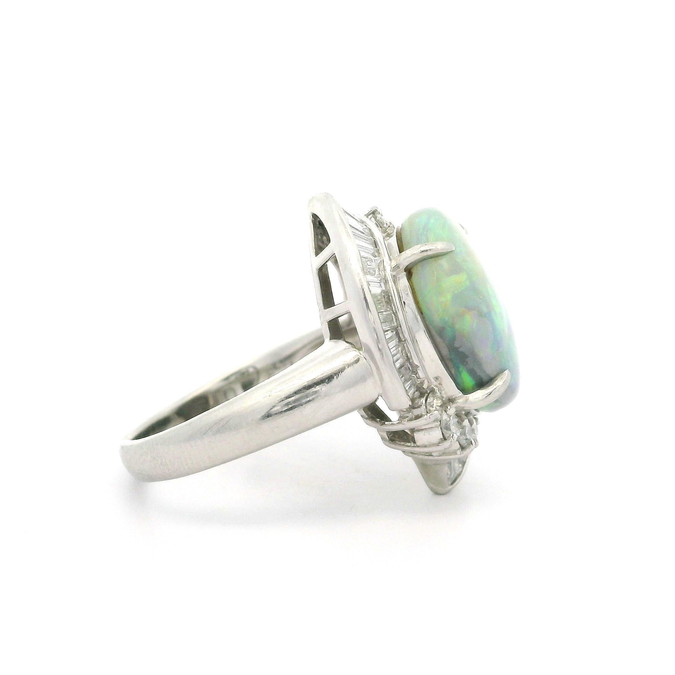 Bague cocktail vintage en platine avec opale cabochon ovale de 5,16 carats et halo de diamants en vente 6