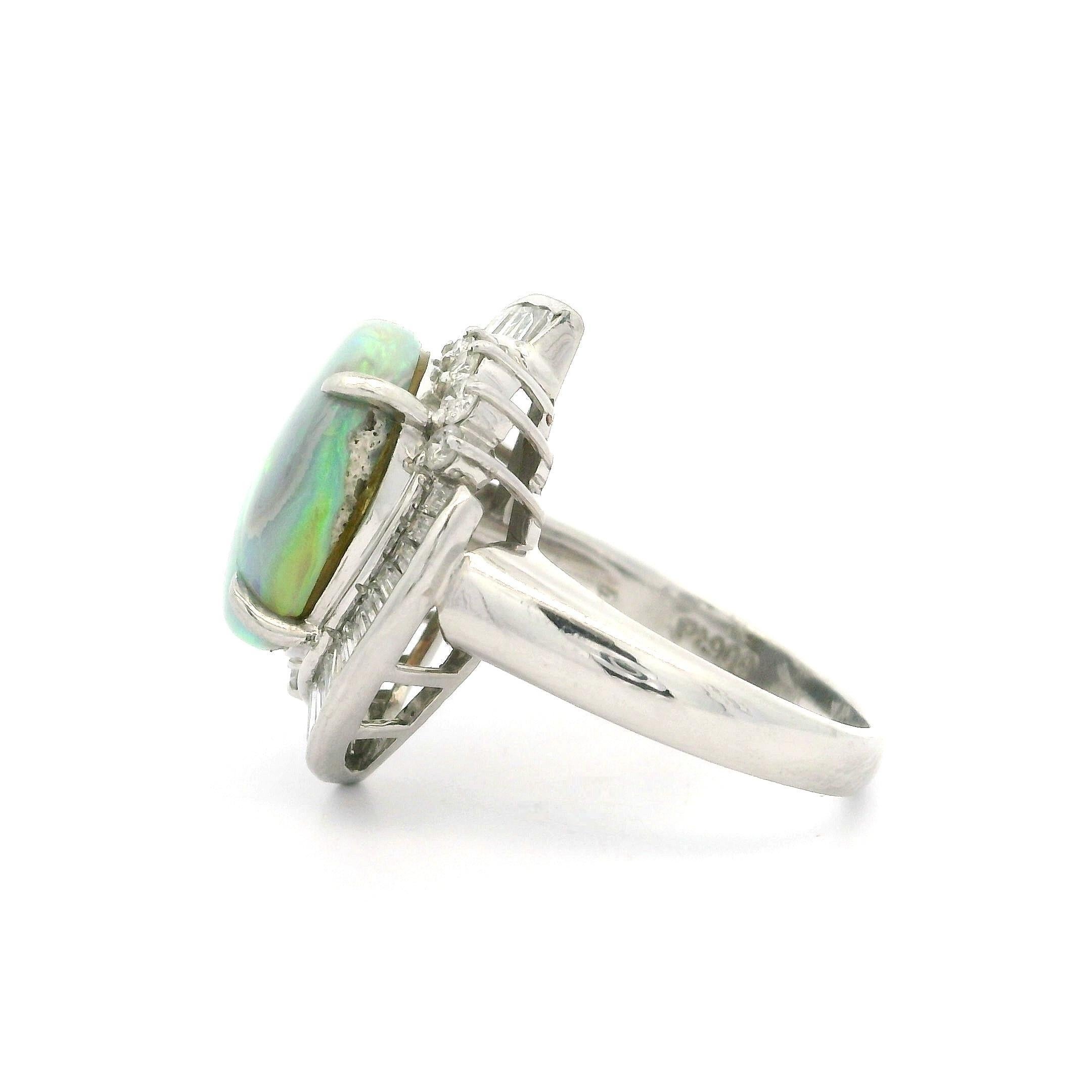 Bague cocktail vintage en platine avec opale cabochon ovale de 5,16 carats et halo de diamants en vente 7