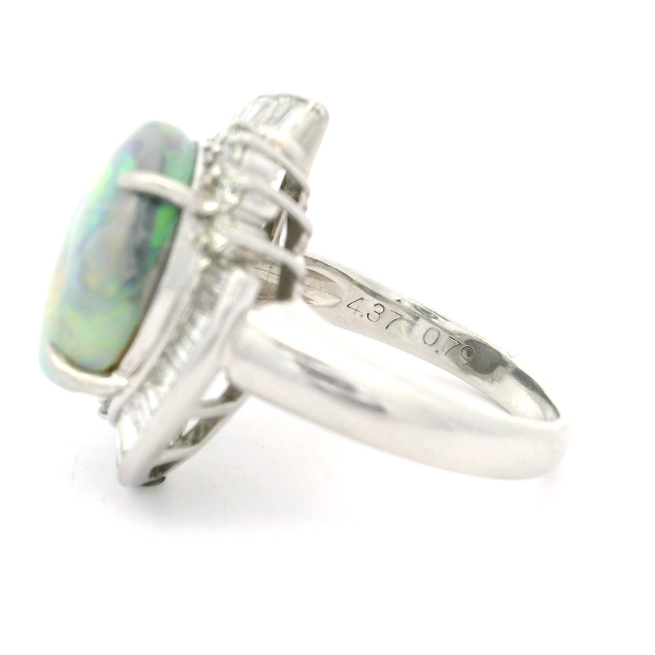 Bague cocktail vintage en platine avec opale cabochon ovale de 5,16 carats et halo de diamants en vente 8