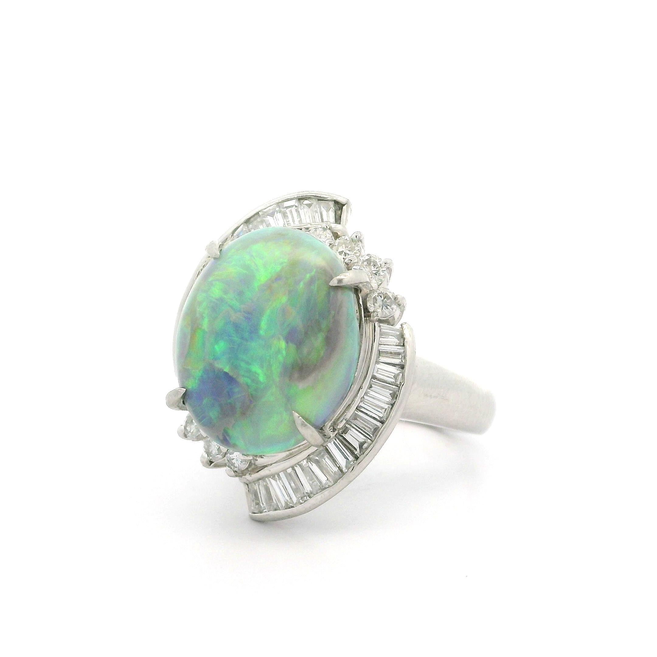 Bague cocktail vintage en platine avec opale cabochon ovale de 5,16 carats et halo de diamants en vente 11