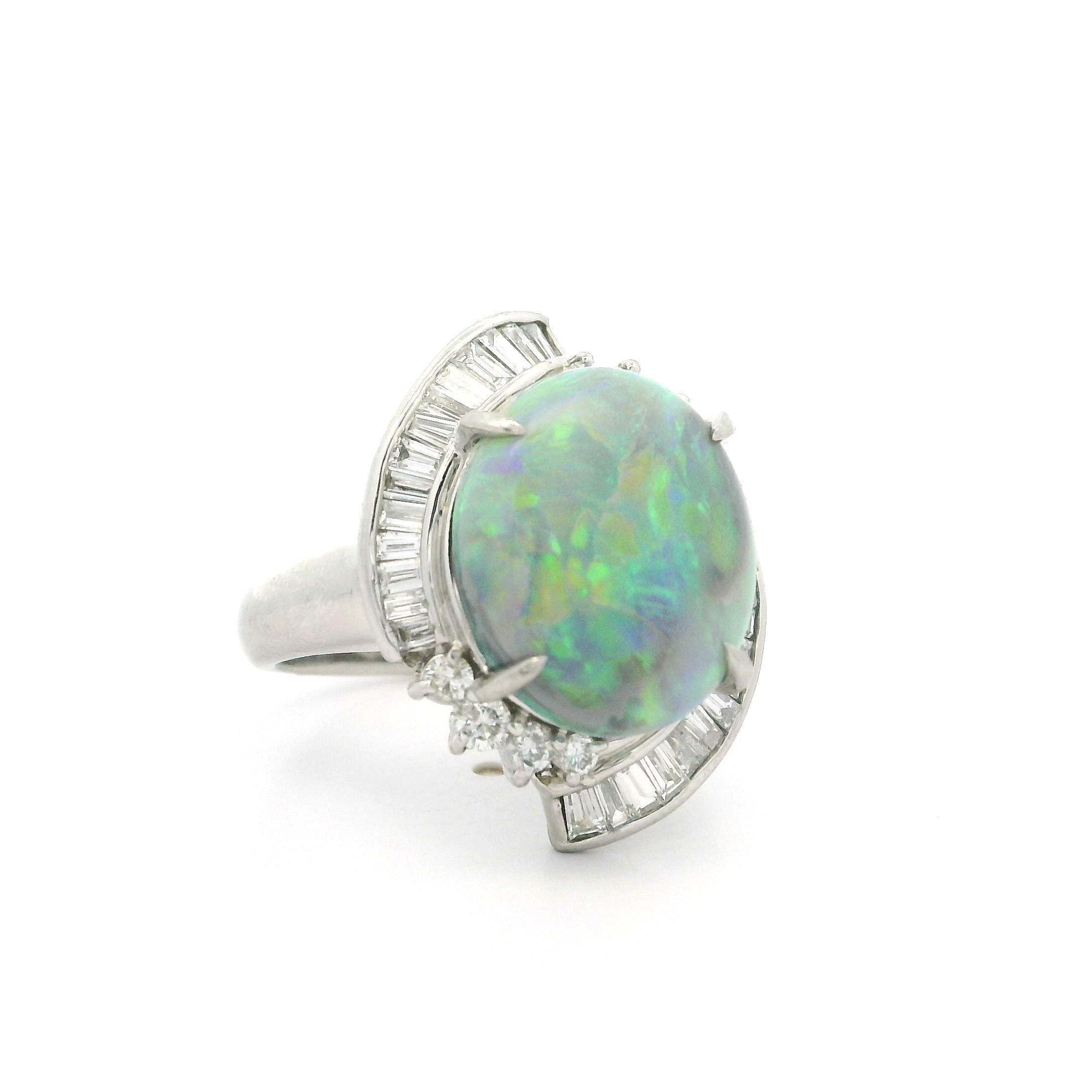 Bague cocktail vintage en platine avec opale cabochon ovale de 5,16 carats et halo de diamants en vente 12