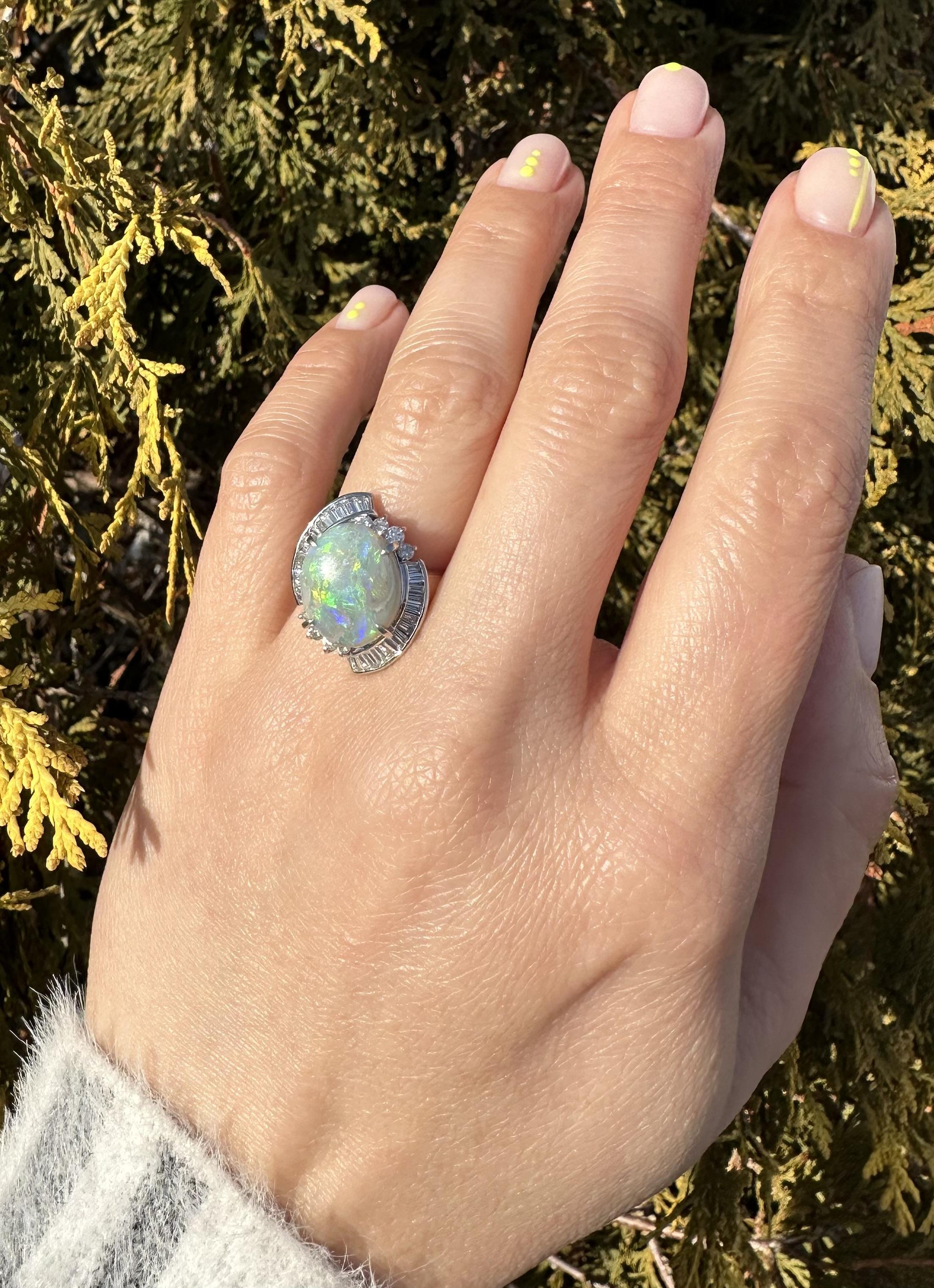 Bague cocktail vintage en platine avec opale cabochon ovale de 5,16 carats et halo de diamants en vente 13
