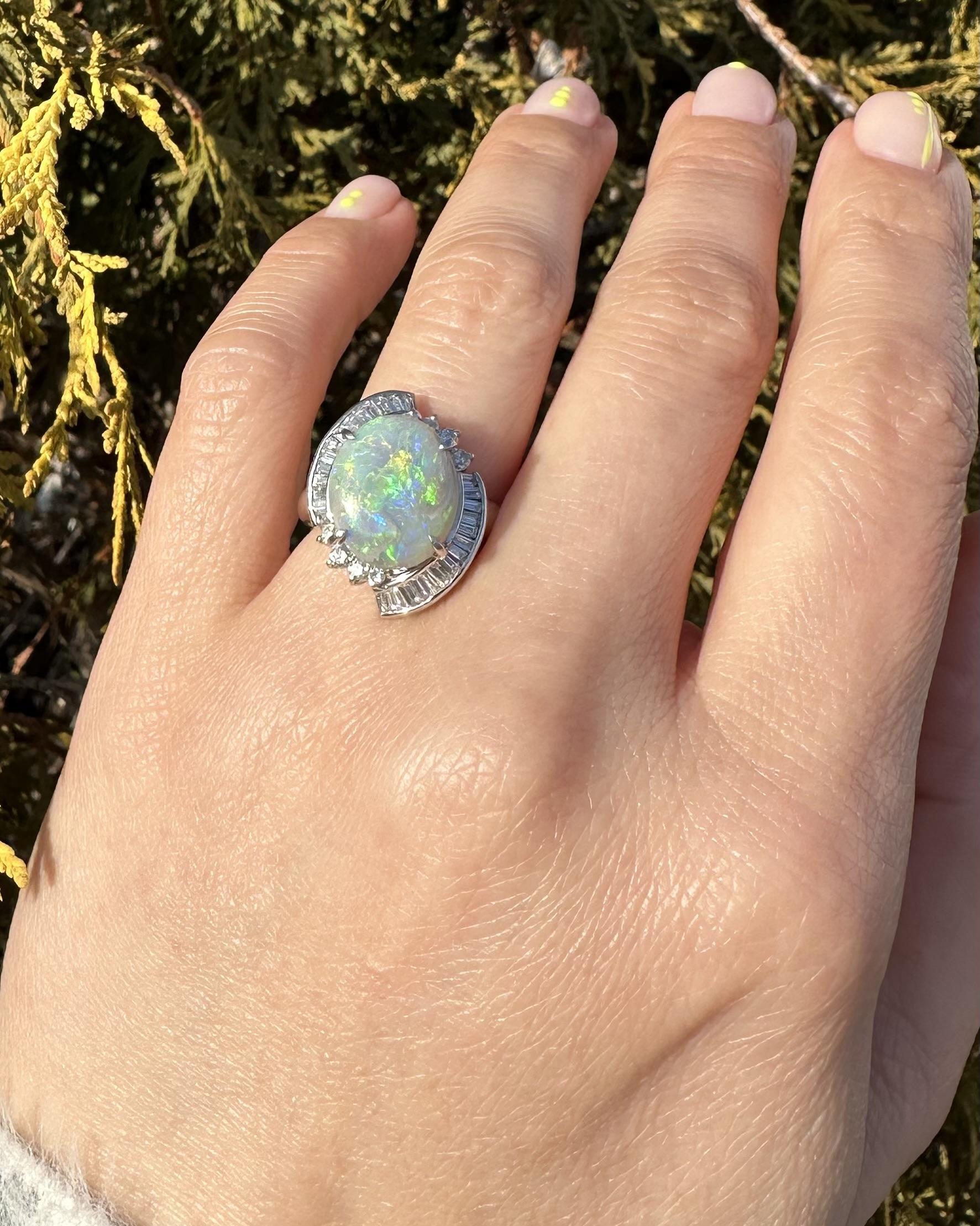 Bague cocktail vintage en platine avec opale cabochon ovale de 5,16 carats et halo de diamants en vente 14