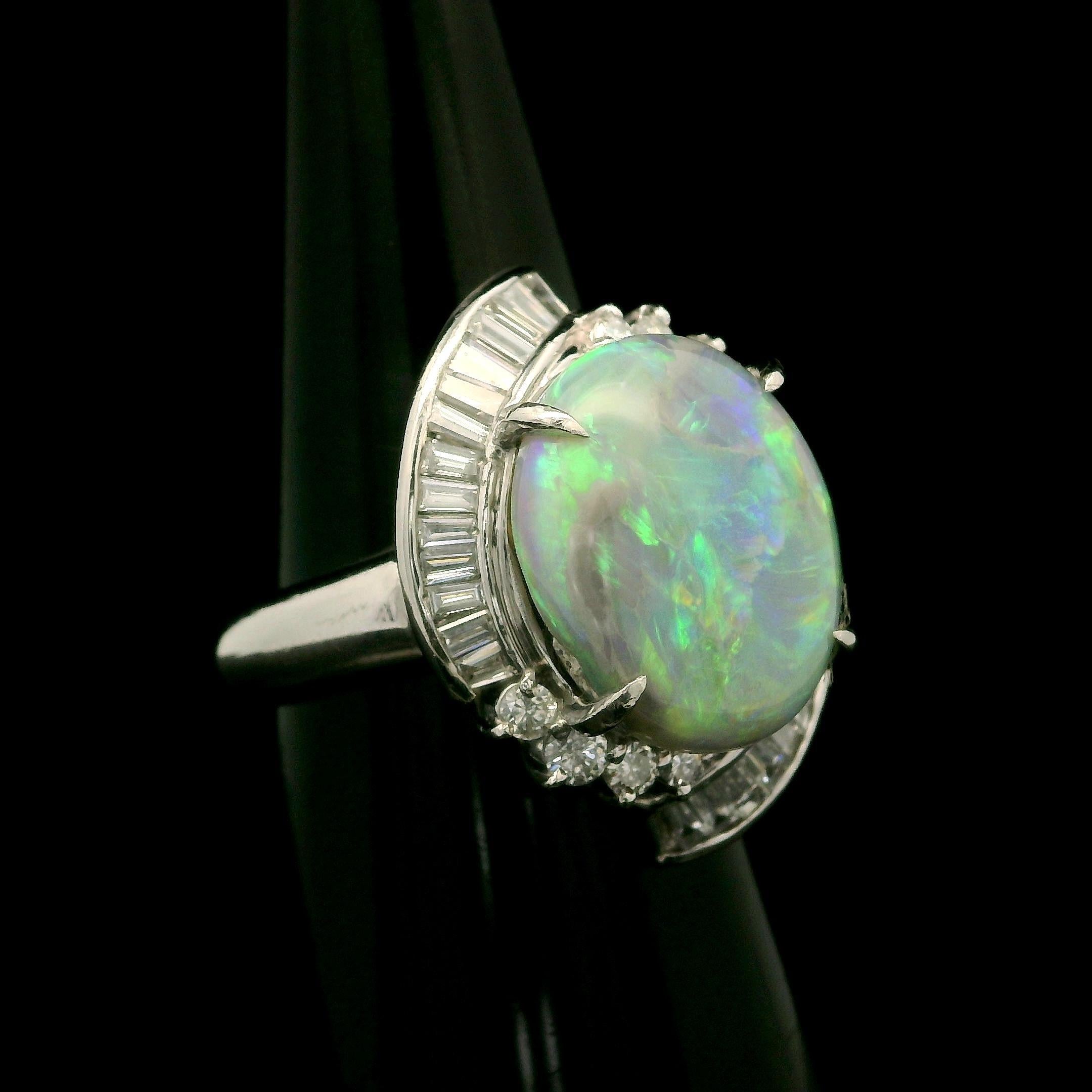 Taille cabochon Bague cocktail vintage en platine avec opale cabochon ovale de 5,16 carats et halo de diamants en vente