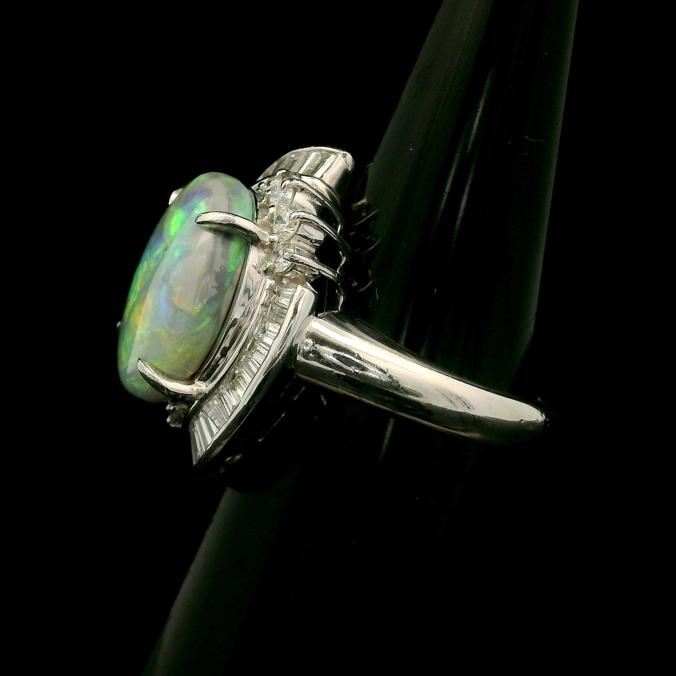 Bague cocktail vintage en platine avec opale cabochon ovale de 5,16 carats et halo de diamants Excellent état - En vente à Montclair, NJ