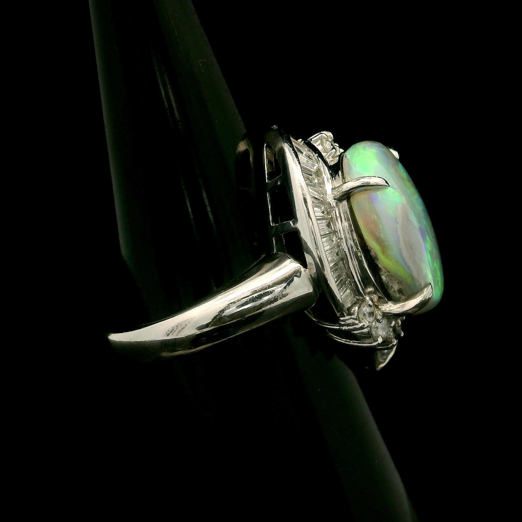 Bague cocktail vintage en platine avec opale cabochon ovale de 5,16 carats et halo de diamants Pour femmes en vente