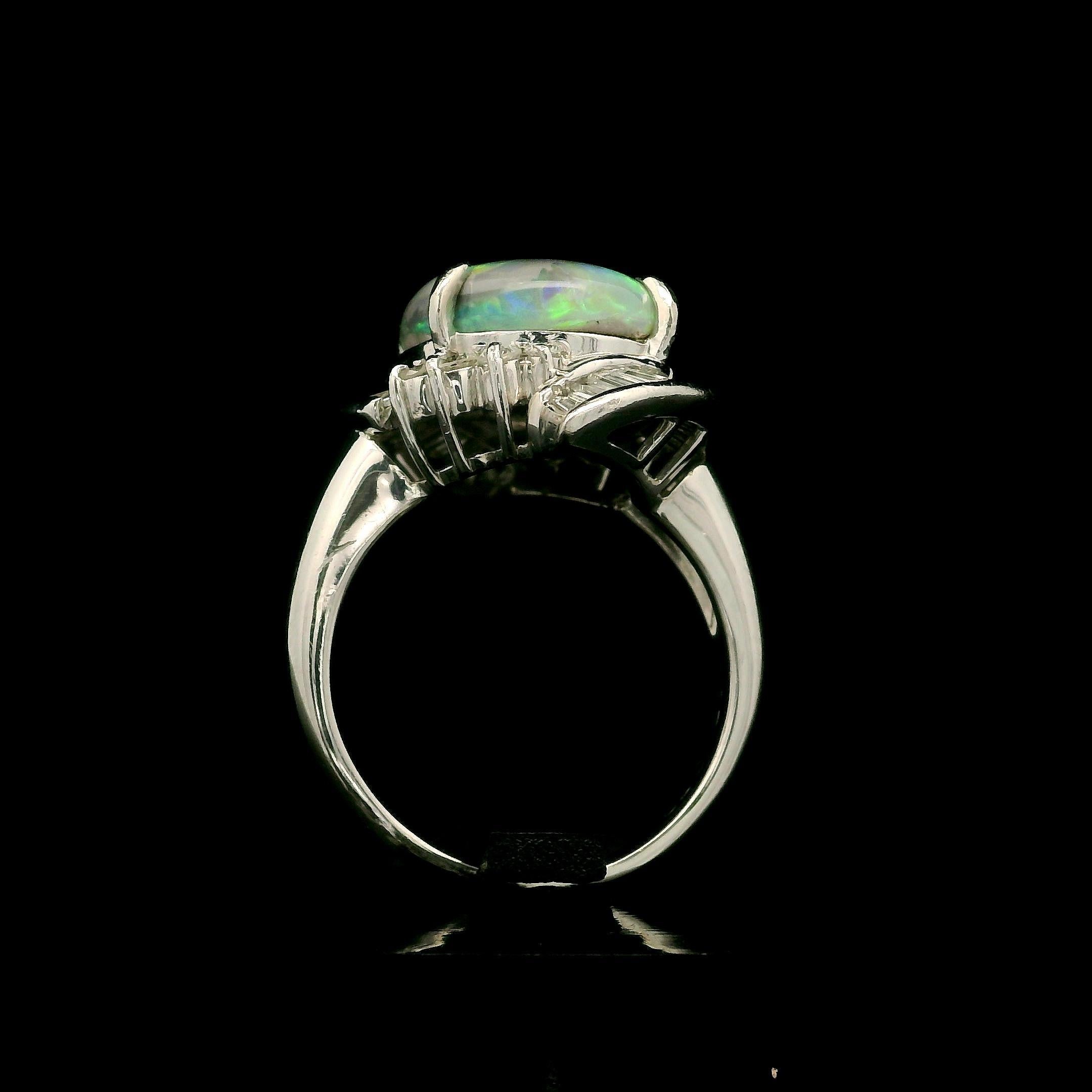 Bague cocktail vintage en platine avec opale cabochon ovale de 5,16 carats et halo de diamants en vente 1