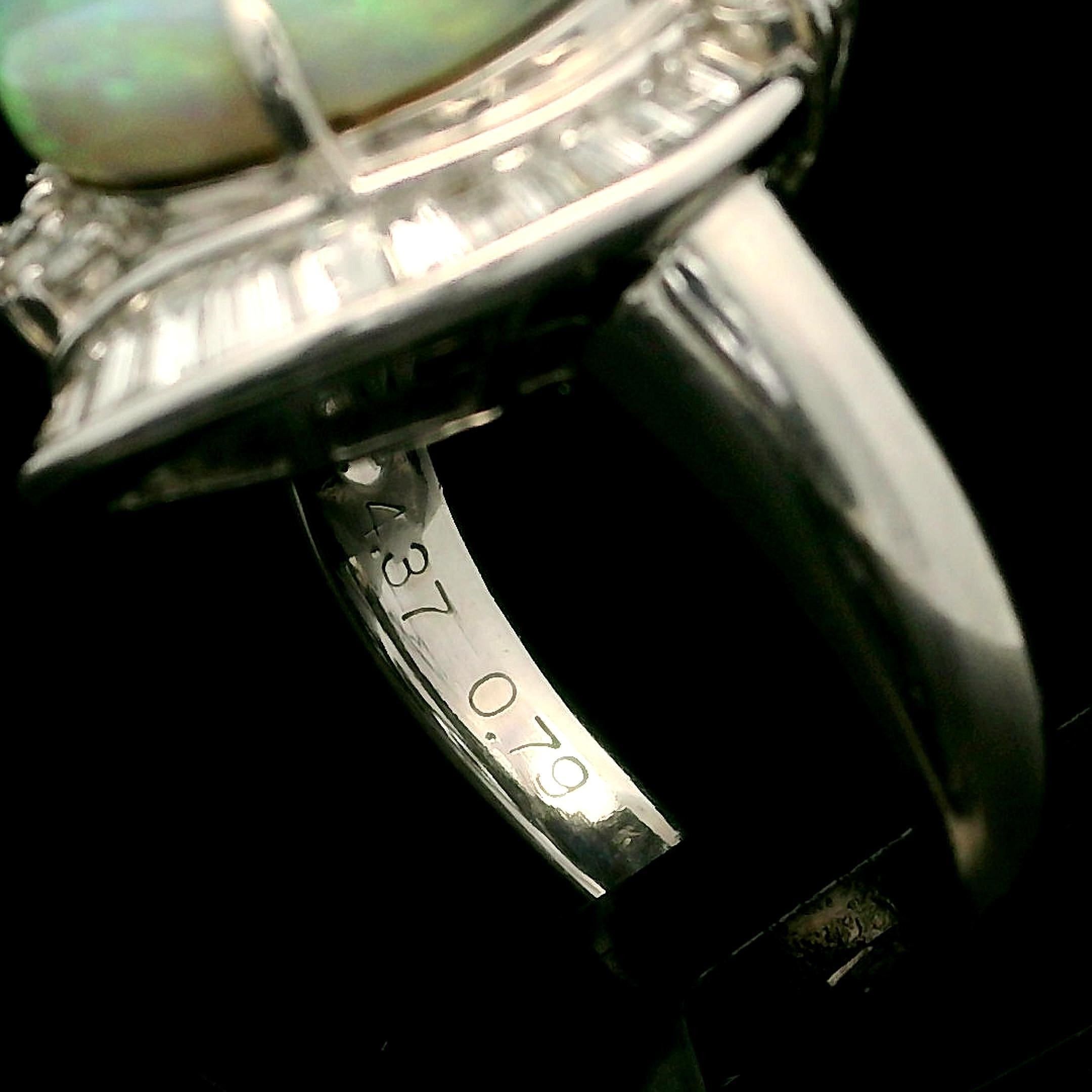 Bague cocktail vintage en platine avec opale cabochon ovale de 5,16 carats et halo de diamants en vente 2