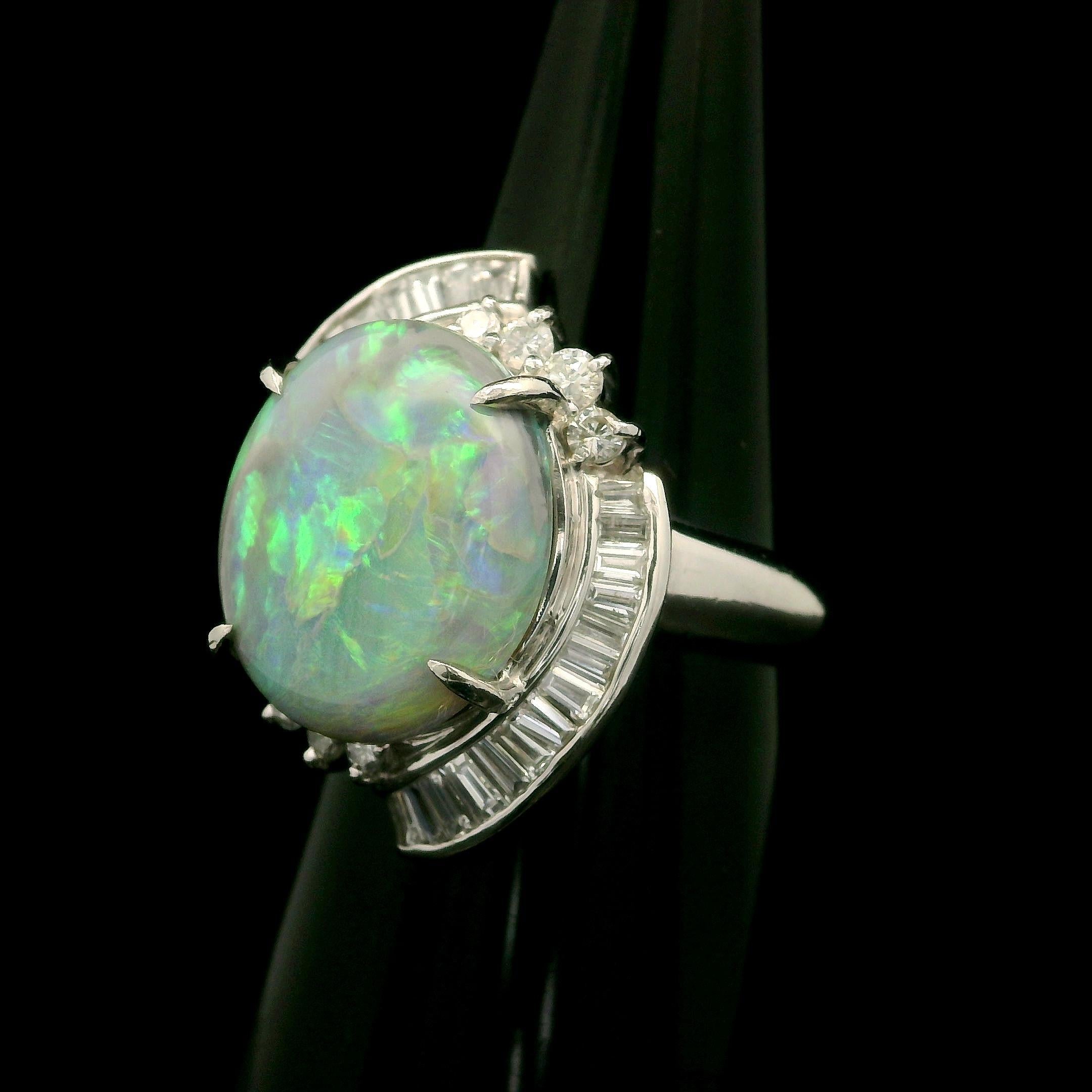 Bague cocktail vintage en platine avec opale cabochon ovale de 5,16 carats et halo de diamants en vente 4
