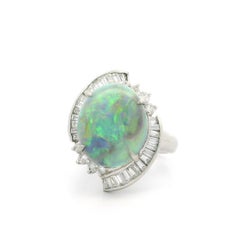Bague cocktail vintage en platine avec opale cabochon ovale de 5,16 carats et halo de diamants