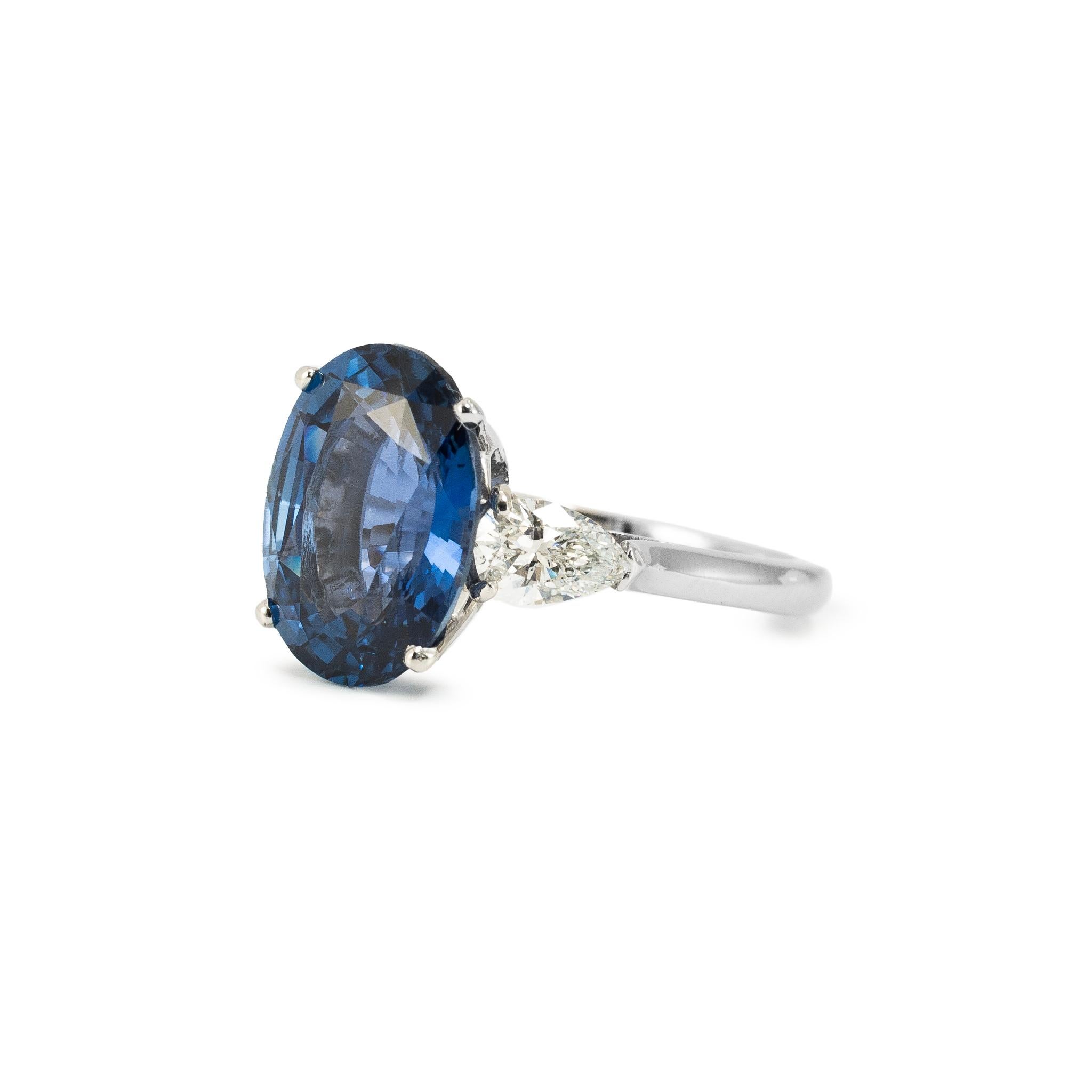 Anillo de cóctel vintage de platino y diamantes con tres piedras y 5,97 ct de zafiro azul Gia en Excelente estado para la venta en Houston, TX