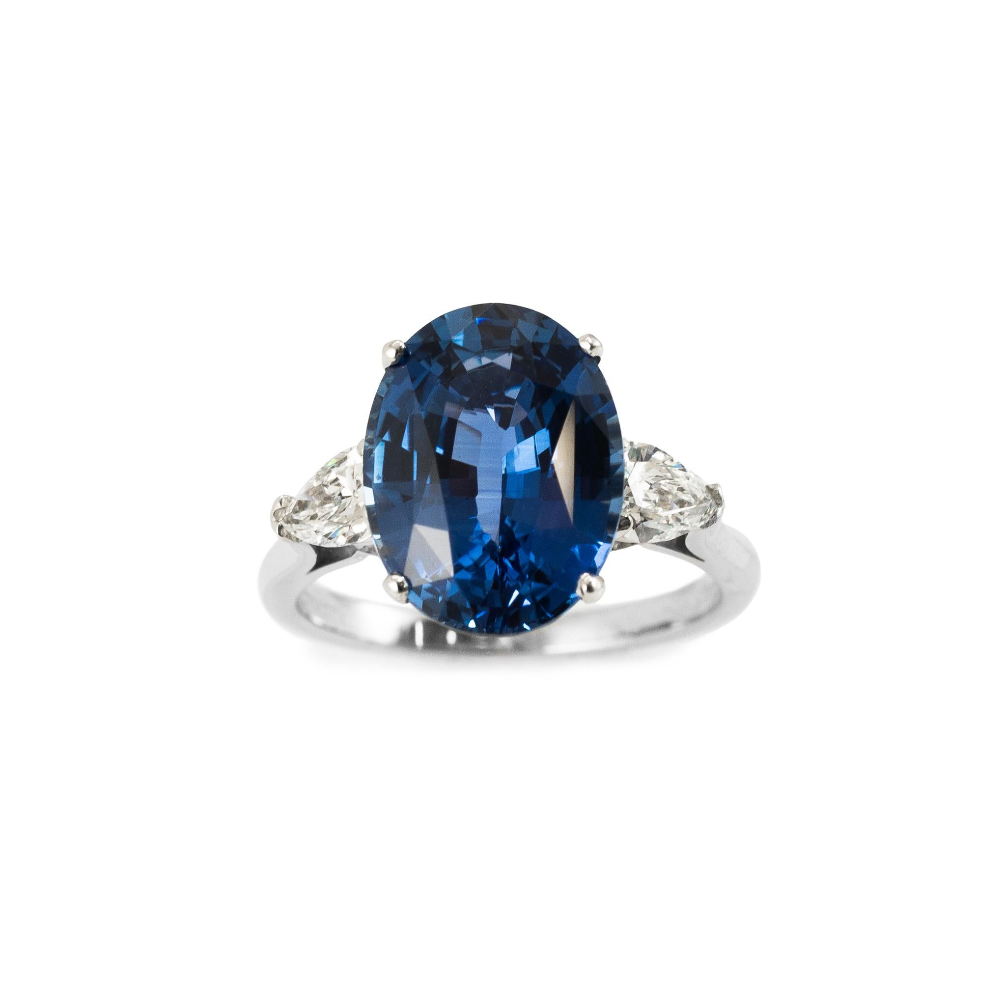 De las mujeres Anillo de cóctel vintage de platino y diamantes con tres piedras y 5,97 ct de zafiro azul Gia en venta