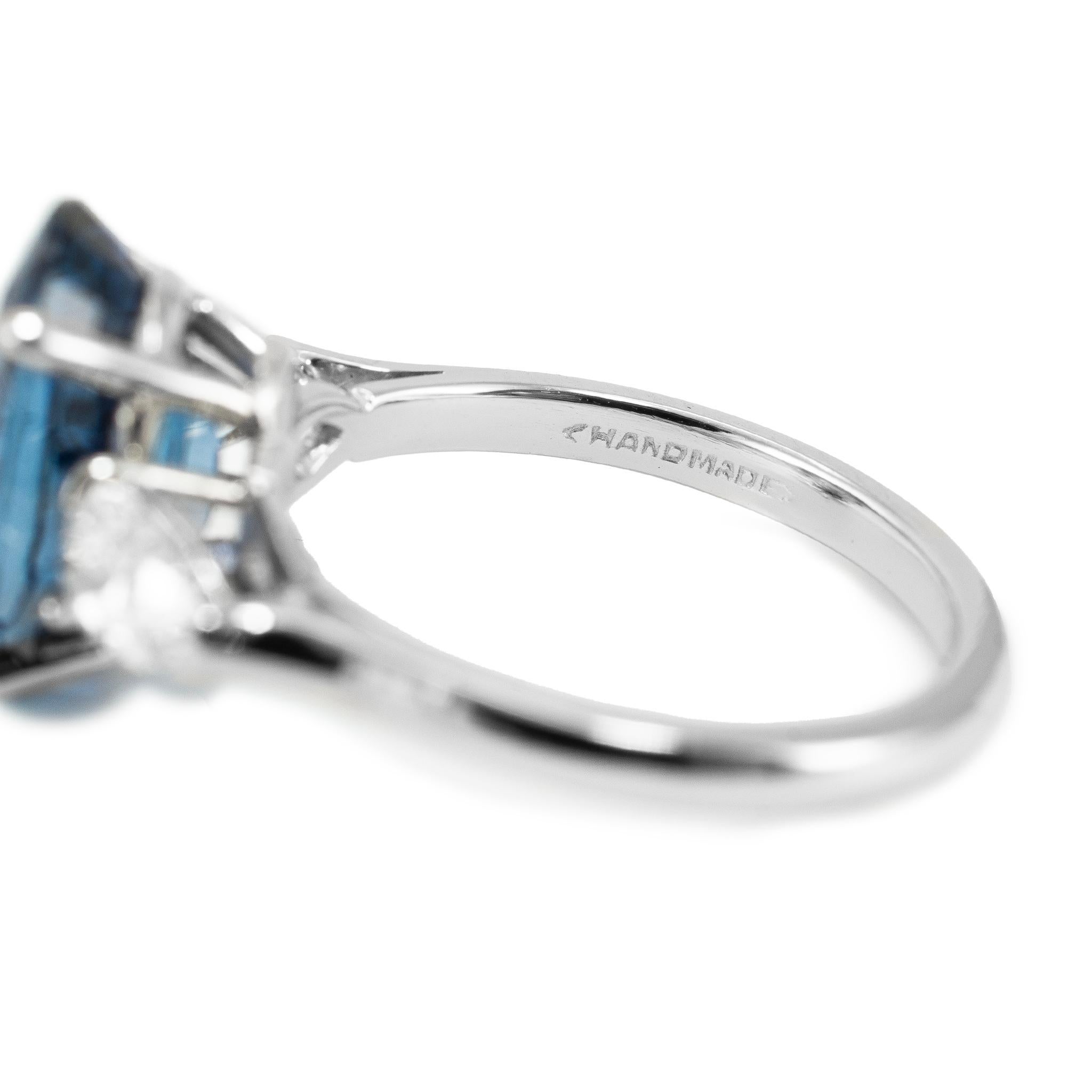 Anillo de cóctel vintage de platino y diamantes con tres piedras y 5,97 ct de zafiro azul Gia en venta 1