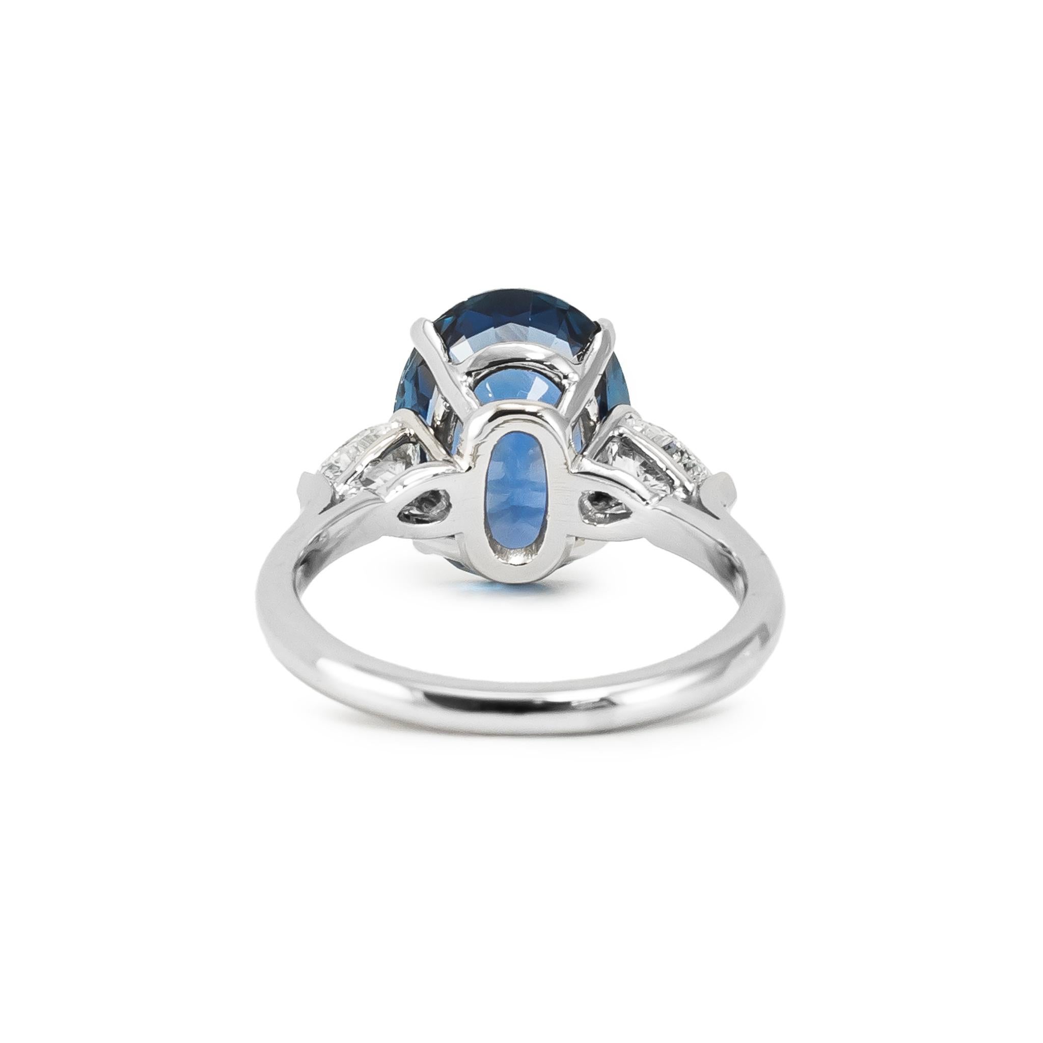 Anillo de cóctel vintage de platino y diamantes con tres piedras y 5,97 ct de zafiro azul Gia en venta 3