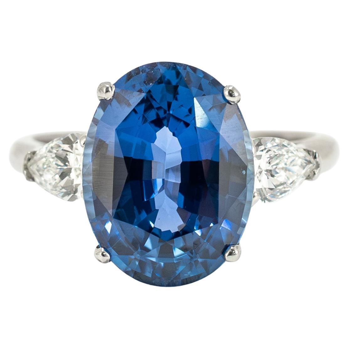 Anello di platino vintage con tre pietre di diamante e zaffiro blu GIA da 5,97 ct.