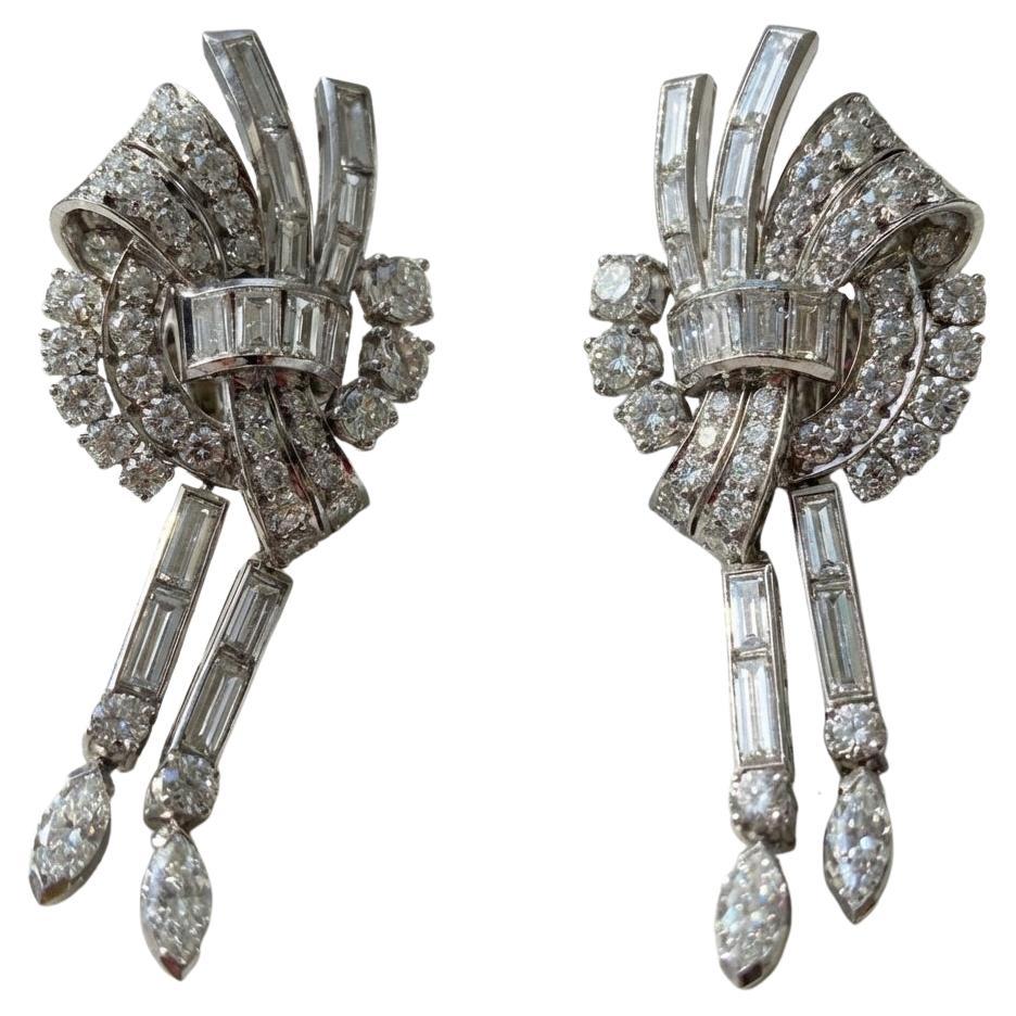 Estos exquisitos pendientes vintage de diamantes están magistralmente elaborados en lujoso platino y presentan un impresionante total de 6,28 quilates de diamantes naturales, certificados por Louise Van Colen, uno de los laboratorios gemológicos más