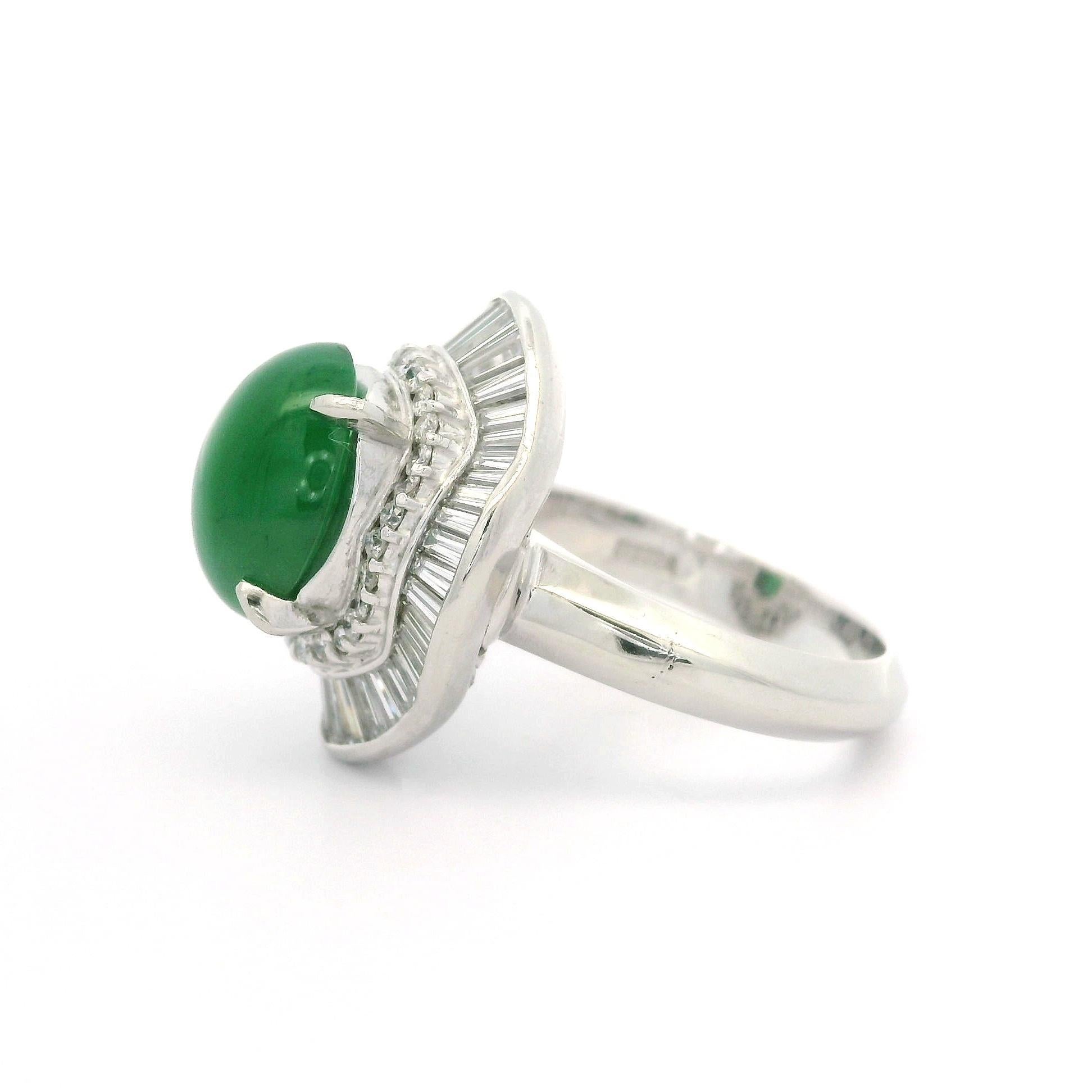 Vintage Platinum 6.39ctw Omphacite Jade & Diamond Ballerina Cocktail Ring In Excellent Condition For Sale In Montclair, NJ