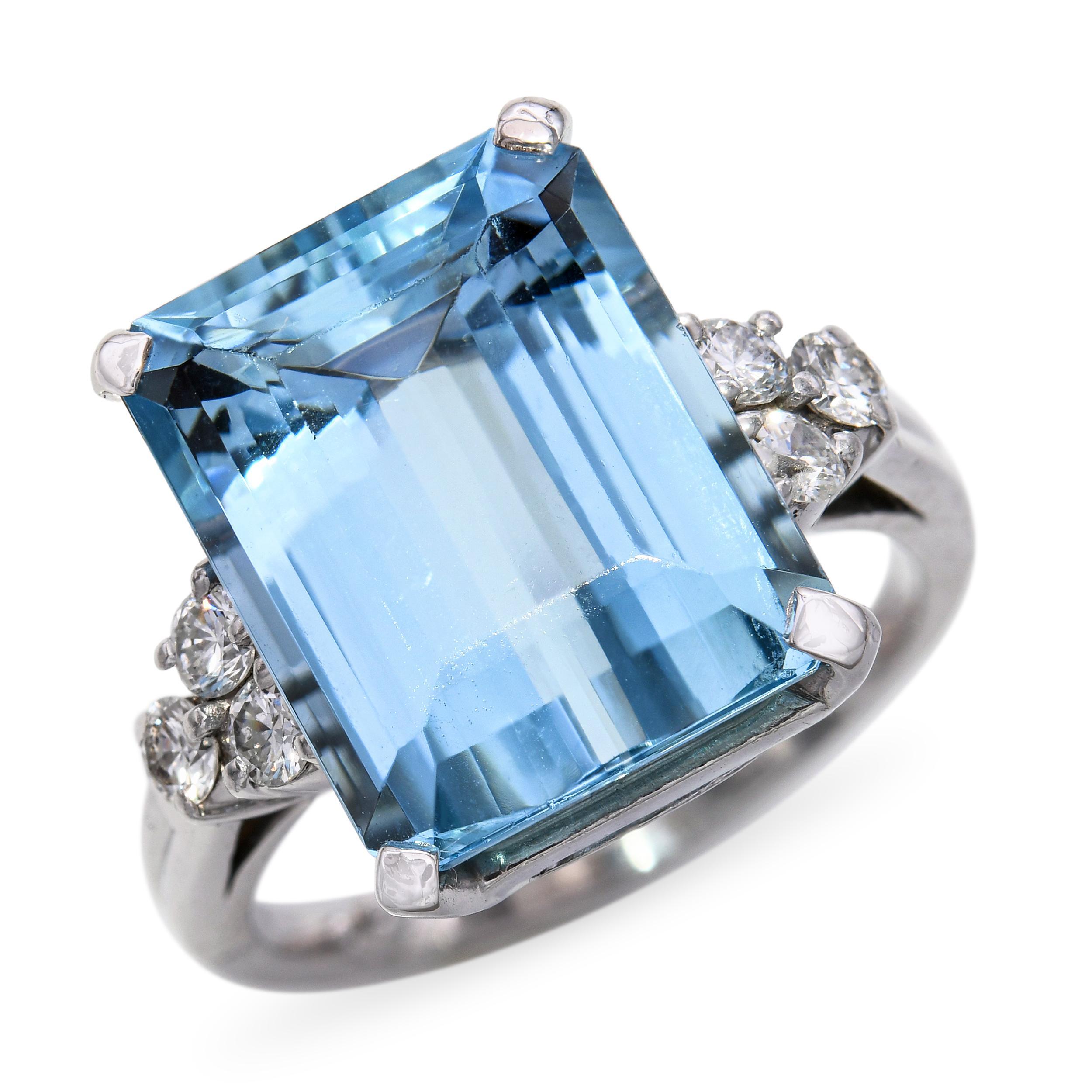 Vintage Platinum 7.50ct Aquamarine and Diamond Cocktail Ring For Sale 1