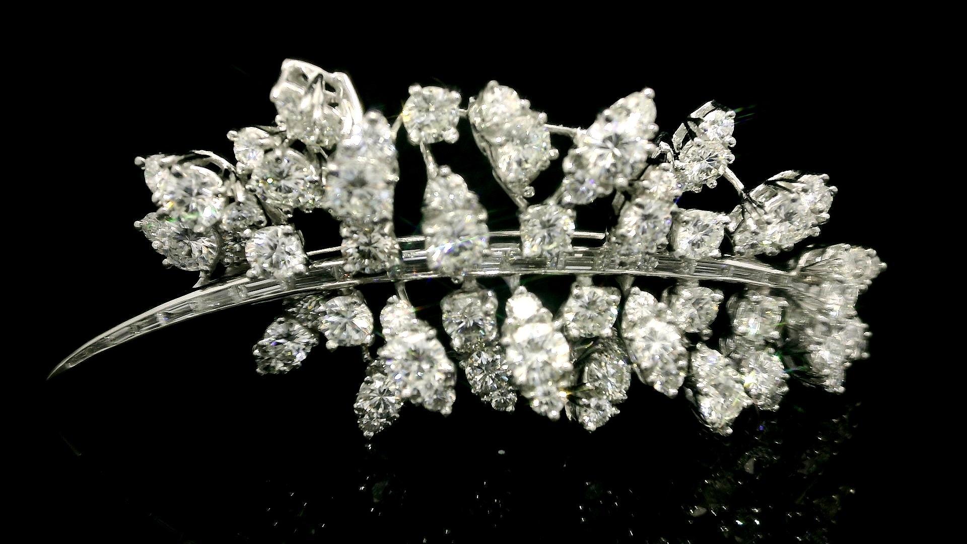 Vintage Platinum 7.50ctw Baguette & Round Diamond Cluster Leaf Floral Pin Brooch For Sale 1