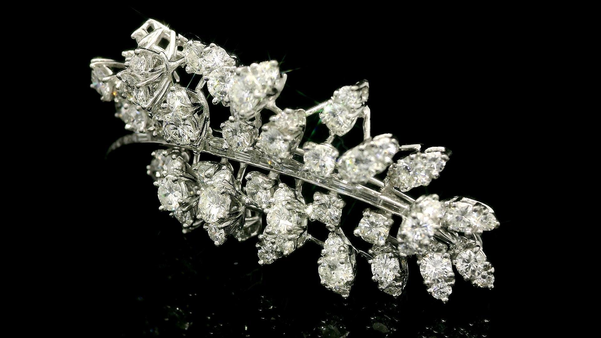 Vintage Platinum 7.50ctw Baguette & Round Diamond Cluster Leaf Floral Pin Brooch For Sale 2