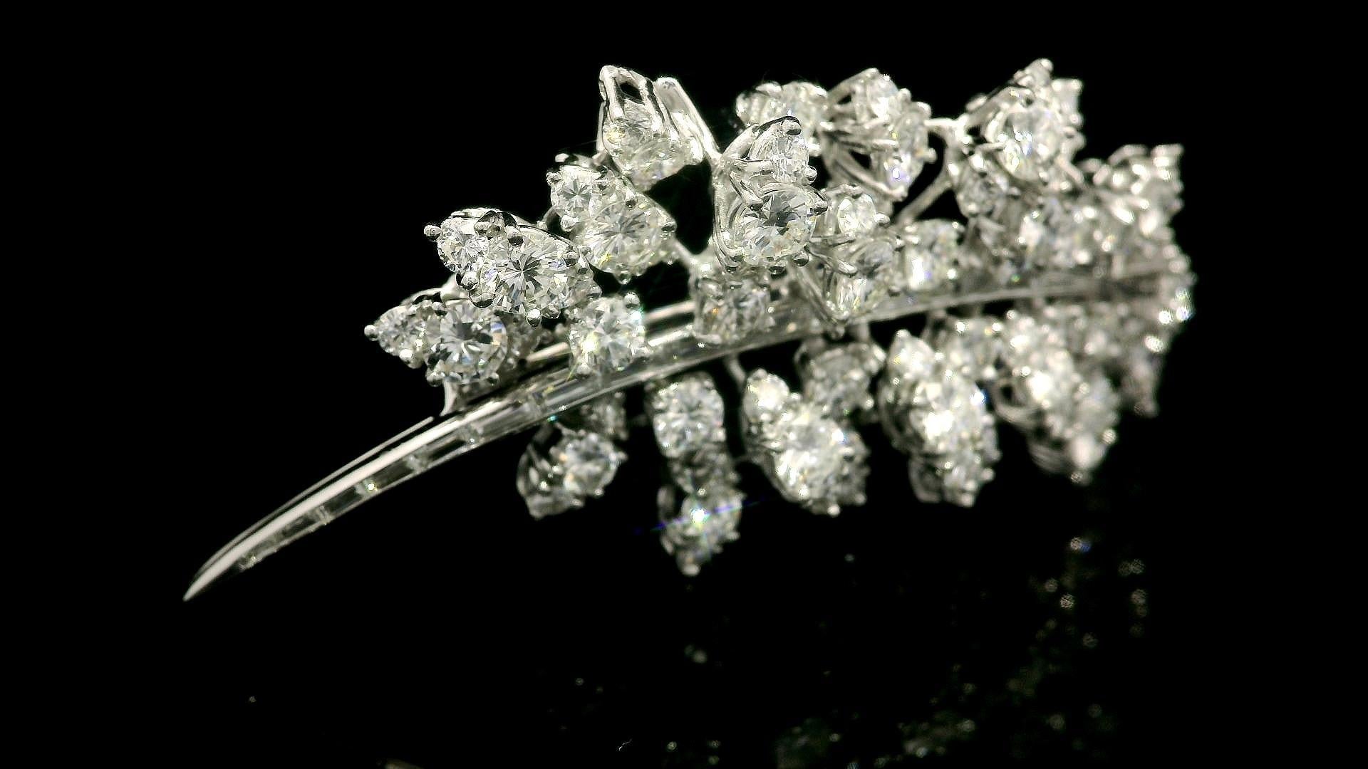 Vintage Platinum 7.50ctw Baguette & Round Diamond Cluster Leaf Floral Pin Brooch For Sale 3