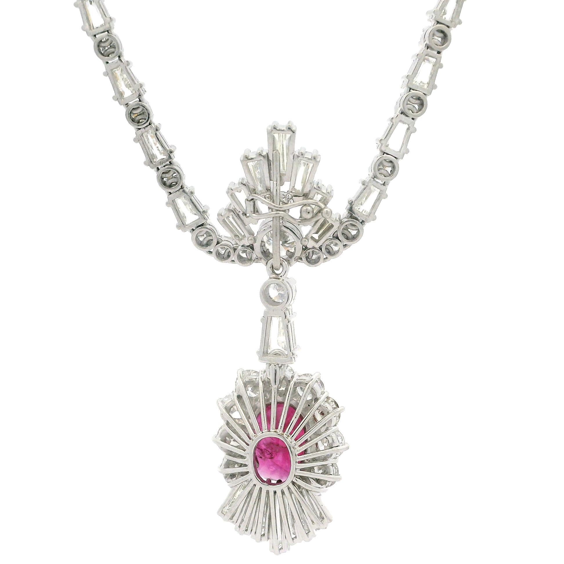 --Stein(e):--
(1) Natürlicher echter Rubin - Kissenschliff - Zinkenbesatz - lebhafte rote Farbe - 1,80-2,0ct (ca. basierend auf den Zertifizierungsmessungen) 
**Details zur Zertifizierung siehe unten**
(89) Natürliche echte Diamanten - 41 spitz