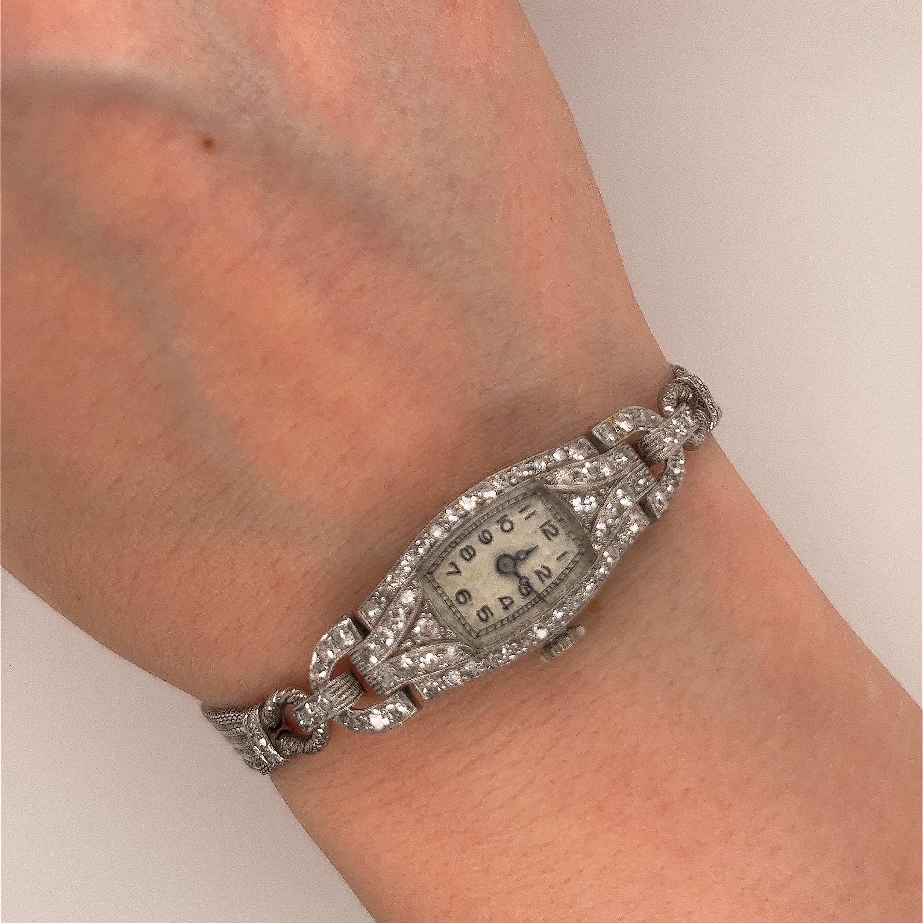Laissez-vous séduire par une élégance intemporelle avec cette exquise montre vintage pour femmes, 
Magnifiquement réalisée dans une combinaison de boîtier en platine et de bracelet en or blanc 9ct. 
Ornée de diamants étincelants, cette montre