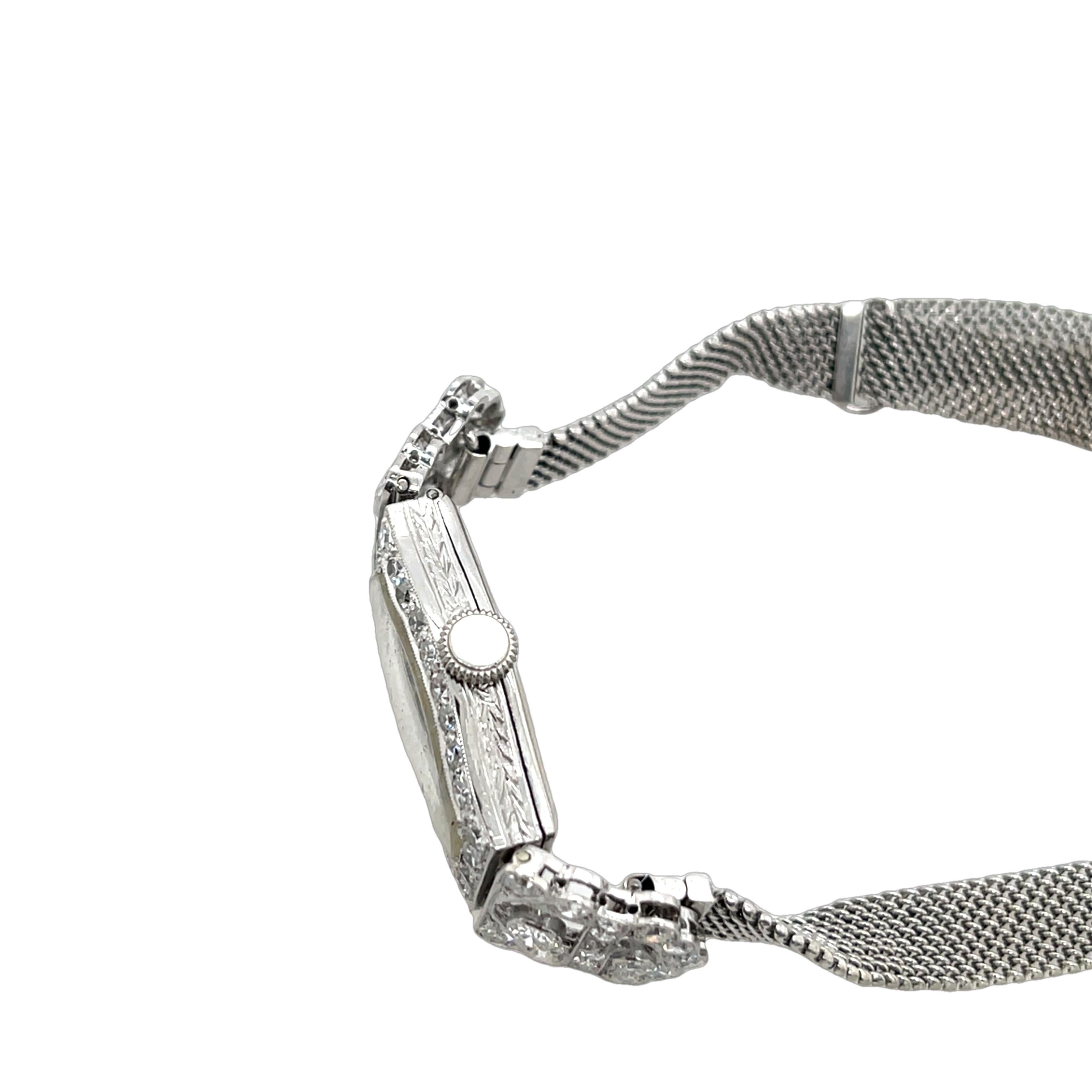 Laissez-vous séduire par l'élégance intemporelle de cette exquise montre vintage pour femmes, magnifiquement conçue avec un boîtier en platine et un bracelet milanais en or blanc 9ct. Ornée de diamants étincelants, cette montre incarne la