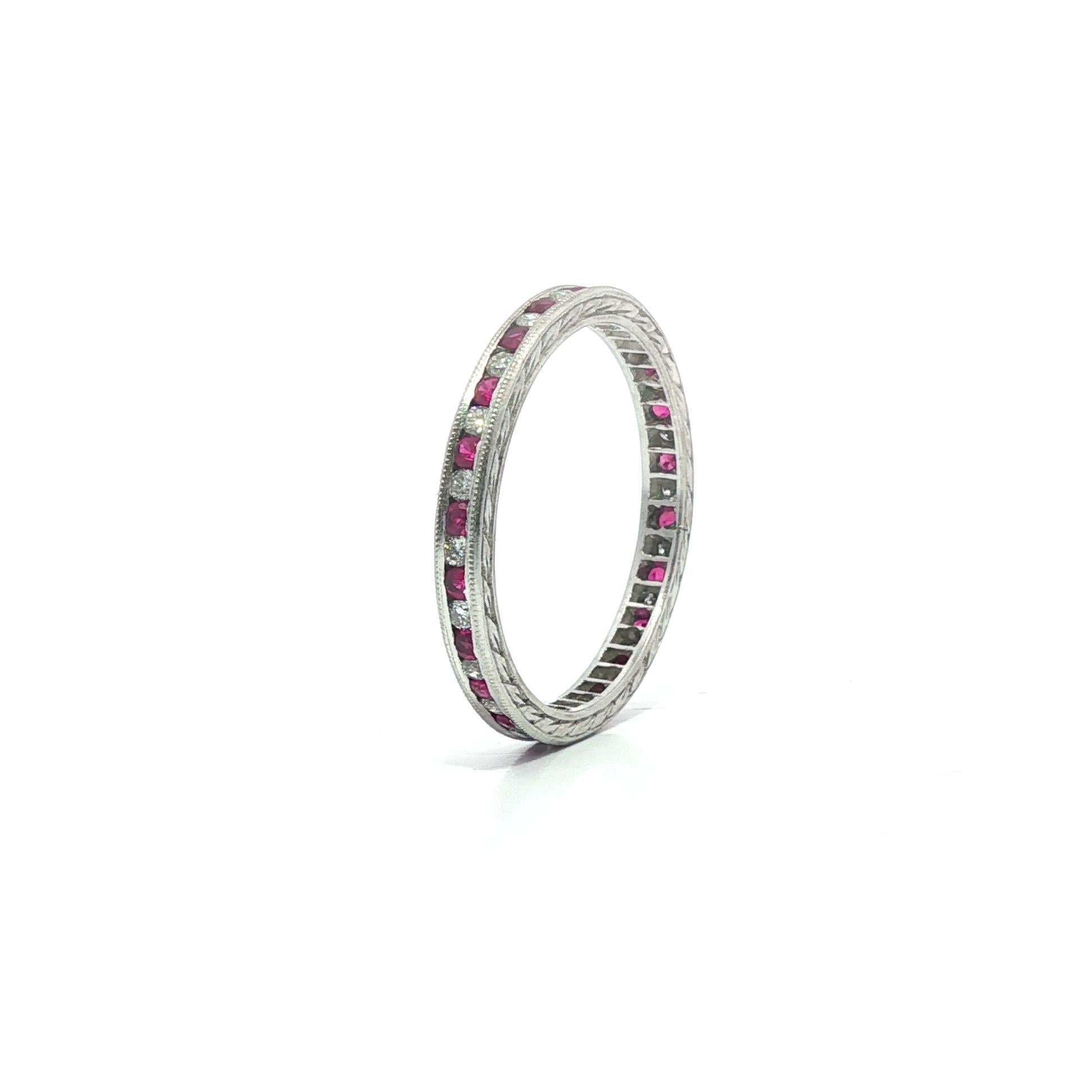 -Pierre(s) : -
Nombreux diamants naturels authentiques - taille ronde brillante - sertis en chaîne - beaux diamants blancs brillants - 0,50ctw (approx.)
Nombreux rubis véritables - taille ronde et brillante - serti clos - couleur rouge