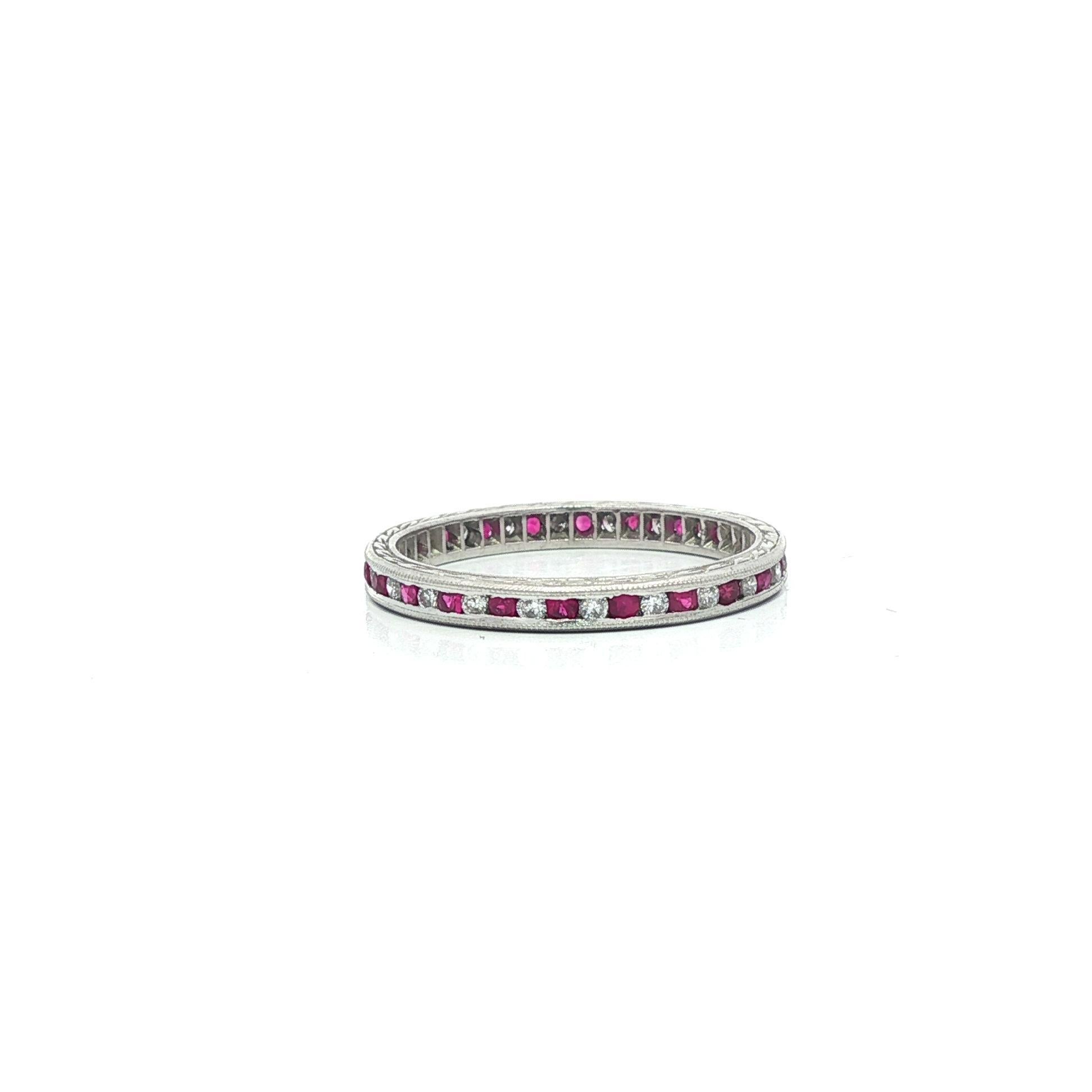 Taille ronde Vintage Platinum Alternating Round Ruby & Diamond Wheat Engraved Stack Band Ring (Bague à empilement) en vente