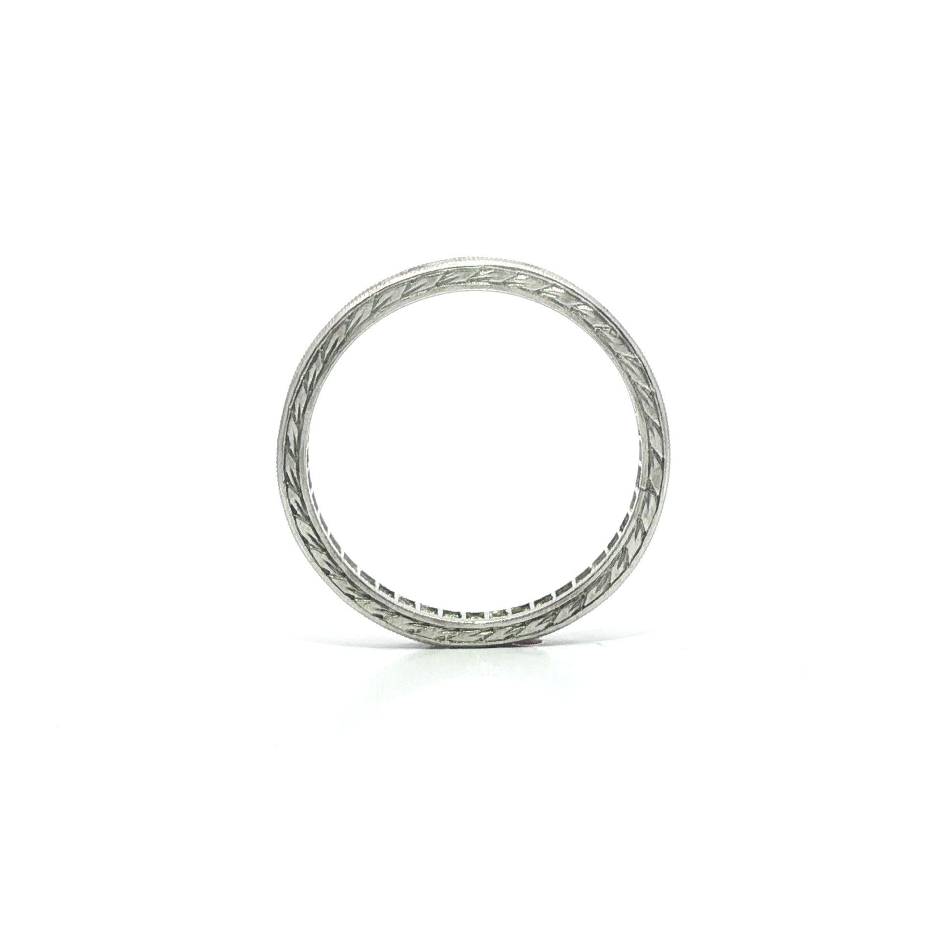 Vintage Platinum Alternating Round Ruby & Diamond Wheat Engraved Stack Band Ring (Bague à empilement) Bon état - En vente à Montclair, NJ