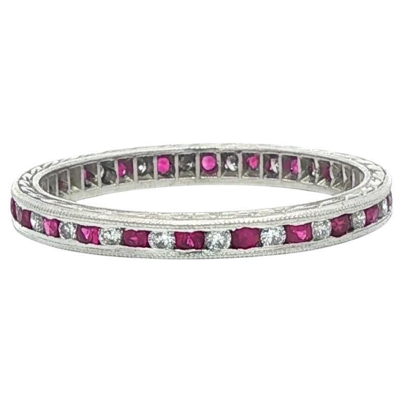 Anello in platino d
epoca con rubino rotondo alternato e diamante inciso a grano