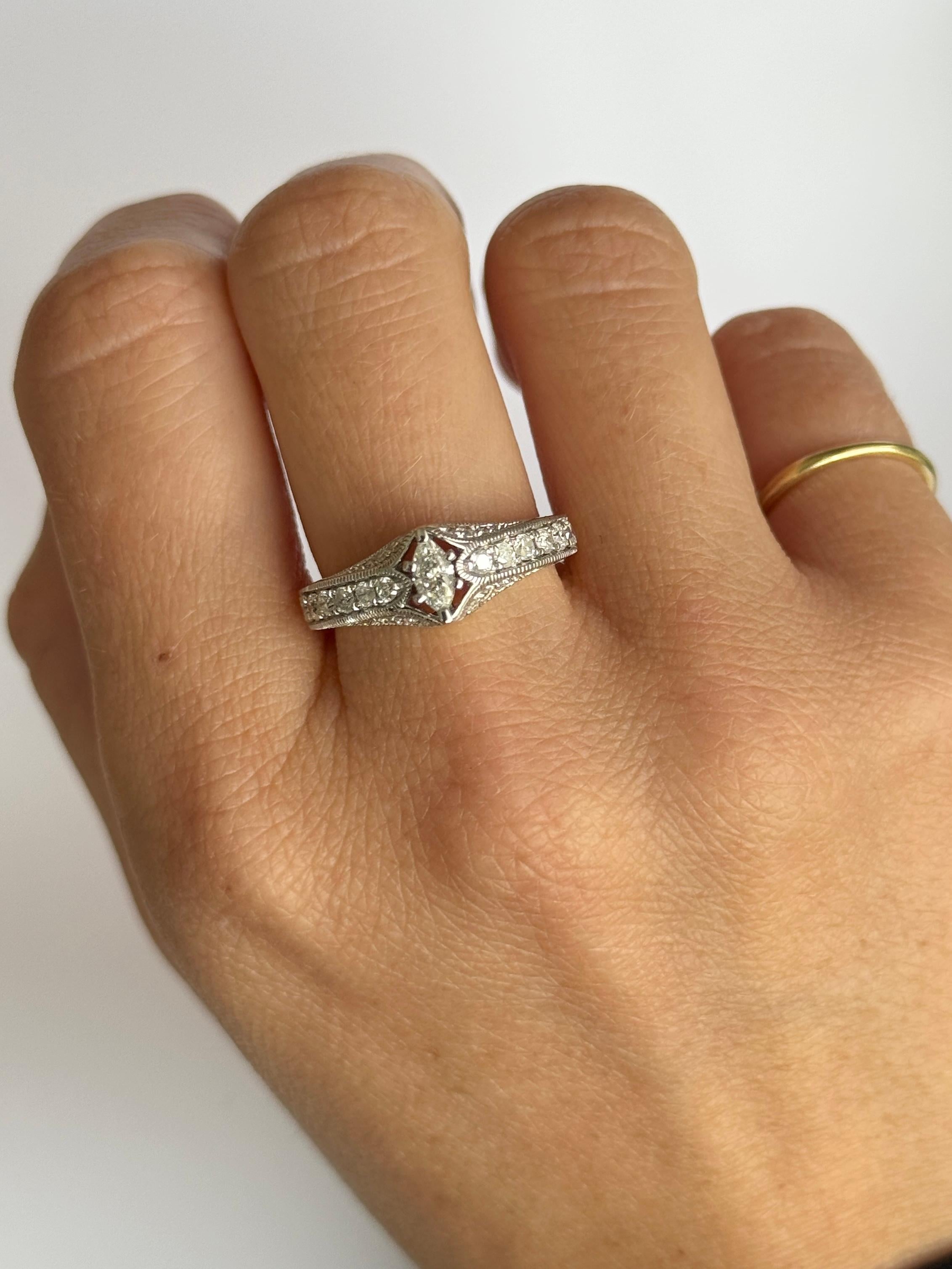 Vintage Platinum and 14 Carat Yellow Gold Marquise Diamond Solitaire (Moderne) im Angebot
