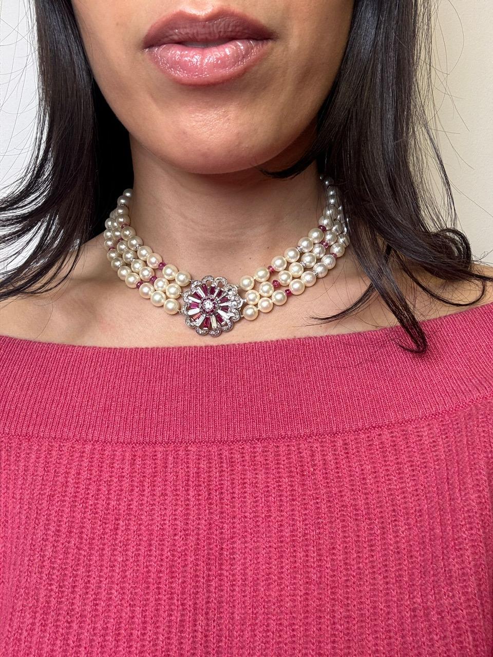 Vintage Platinum and 14K Gold Pearl Necklace with Ruby and Diamond Floral Clasp In Excellent Condition For Sale In Great Neck Plaza, NY