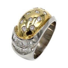Bague d'époque en platine et or jaune 18 carats à dôme avec tige incurvée, baguettes évasées