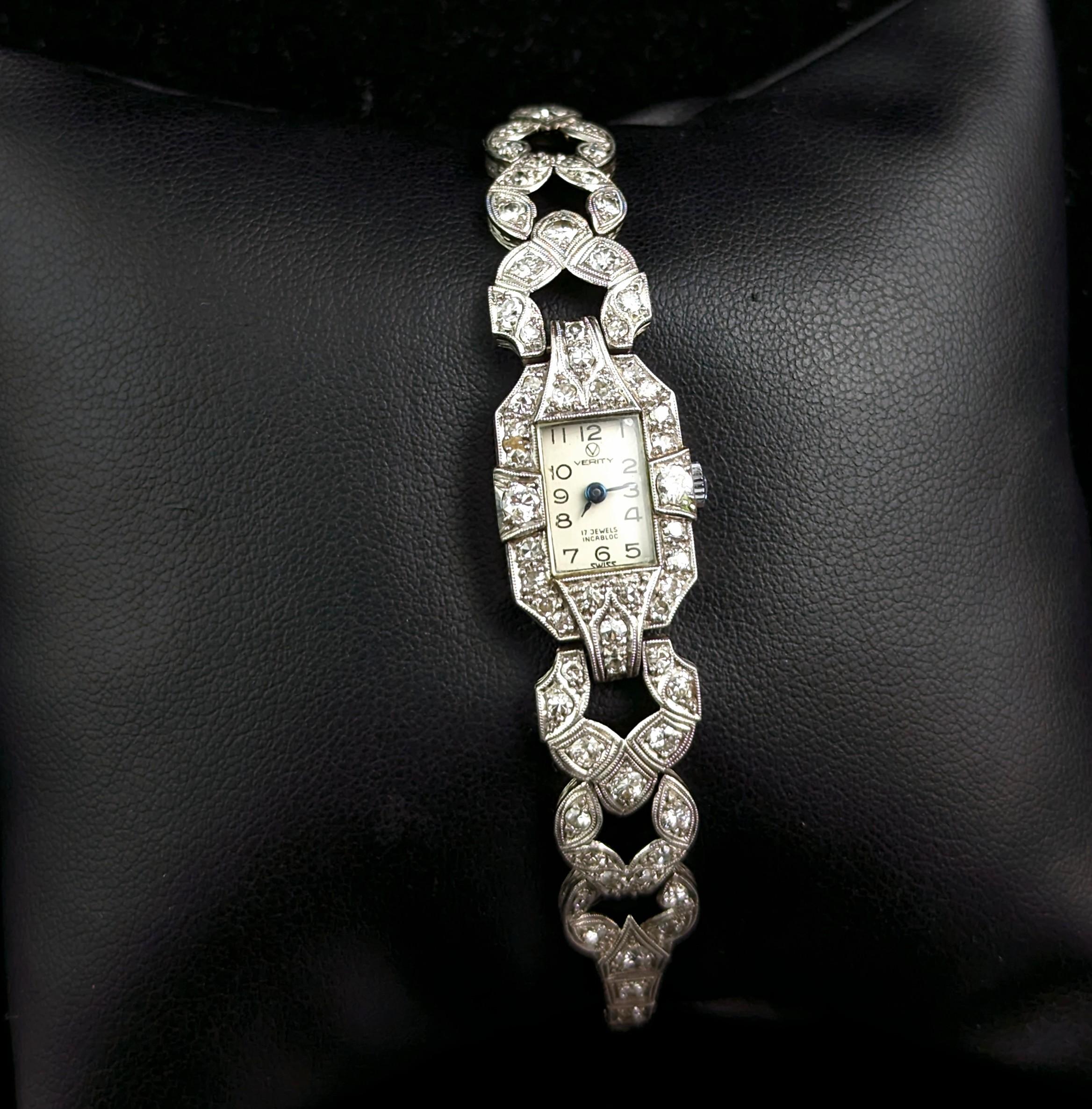 Cette exquise montre Art déco pour femmes est fabriquée à partir de diamants éblouissants et de platine précieux, ce qui en fait l'accessoire intemporel parfait pour toute occasion spéciale.

Dotée d'un impressionnant et éblouissant design clouté de